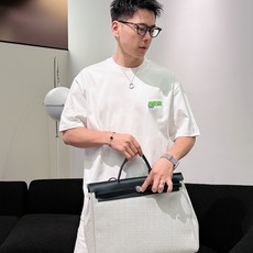 迪奥#DIOR 2026春夏新款首发专柜最新款短袖圆领T恤 高端订制 设计前卫时尚!品牌logo重工 迪奥#DIOR 2026春夏新款首发专柜最新款短袖圆领T恤 高端订制 设计前卫时尚!品牌logo重工