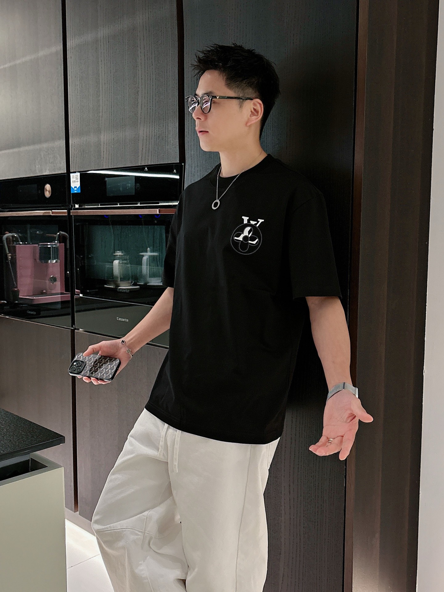 LV   2026春夏新款首发专柜最新款短袖圆领T恤 高端订制 设计前卫时尚！品牌logo重工艺设计 高