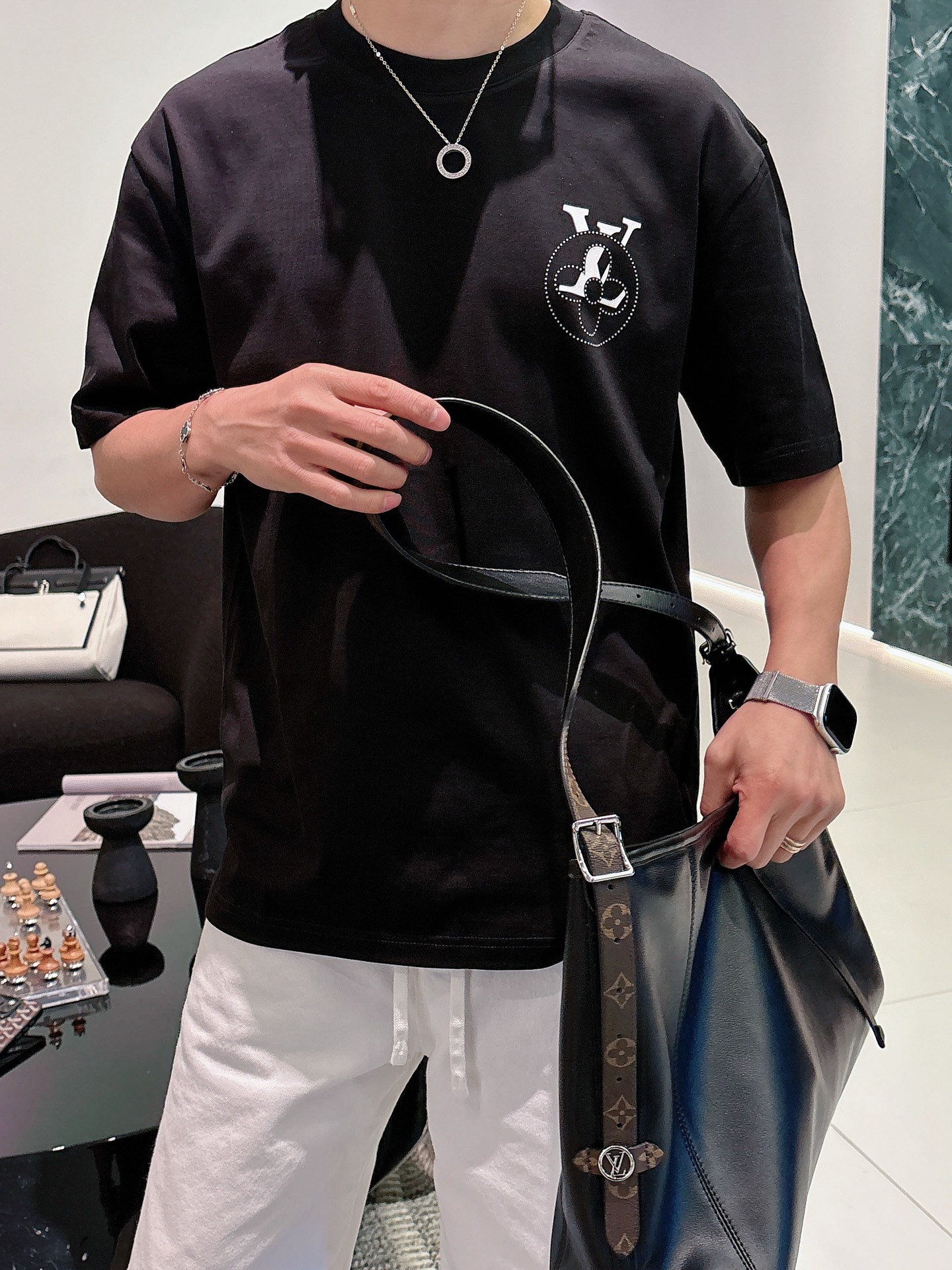 LV   2026春夏新款首发专柜最新款短袖圆领T恤 高端订制 设计前卫时尚！品牌logo重工艺设计 高