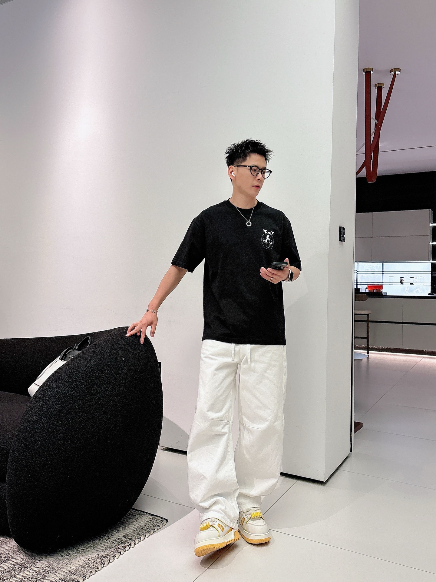 LV   2026春夏新款首发专柜最新款短袖圆领T恤 高端订制 设计前卫时尚！品牌logo重工艺设计 高