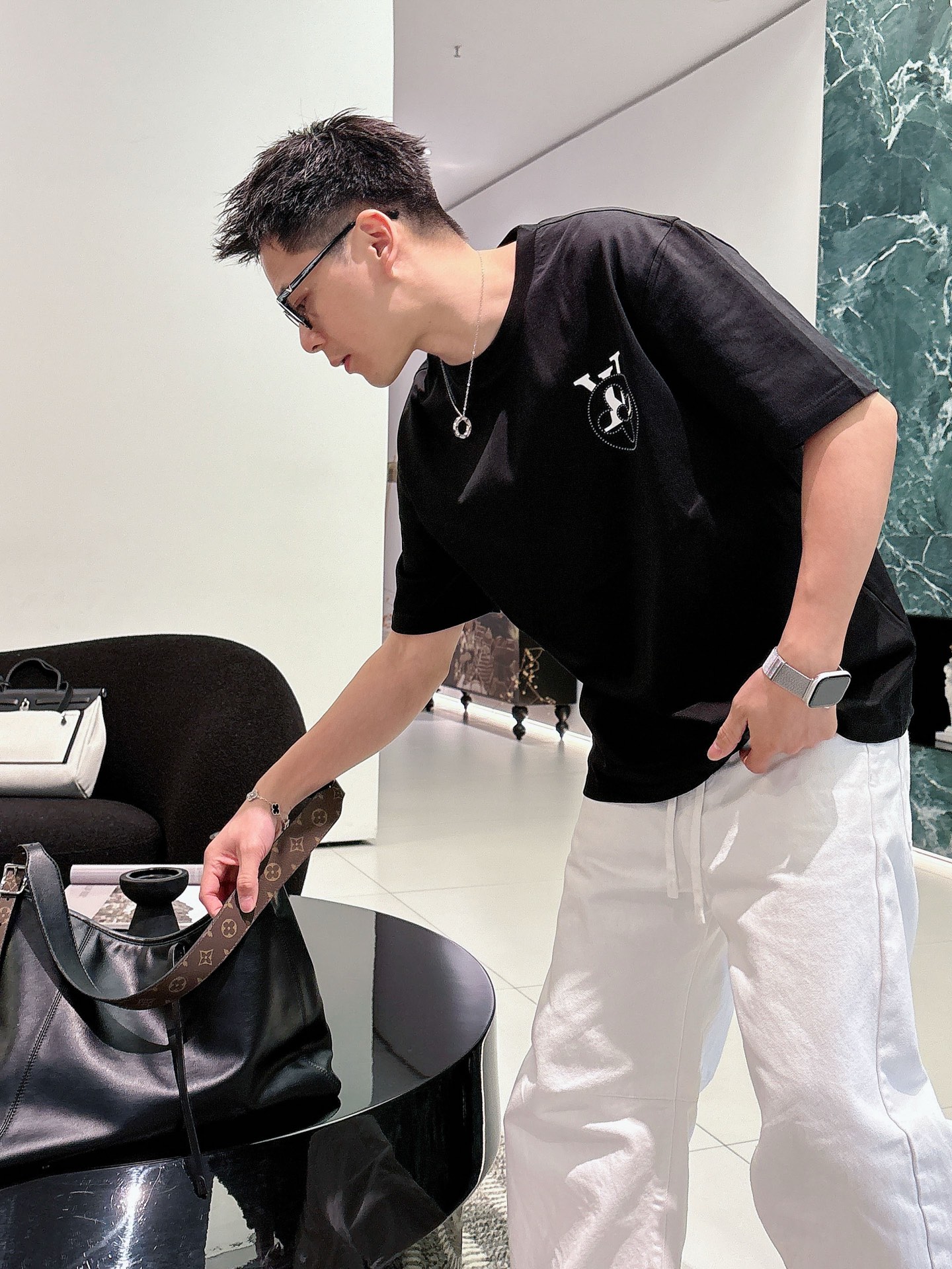 LV   2026春夏新款首发专柜最新款短袖圆领T恤 高端订制 设计前卫时尚！品牌logo重工艺设计 高