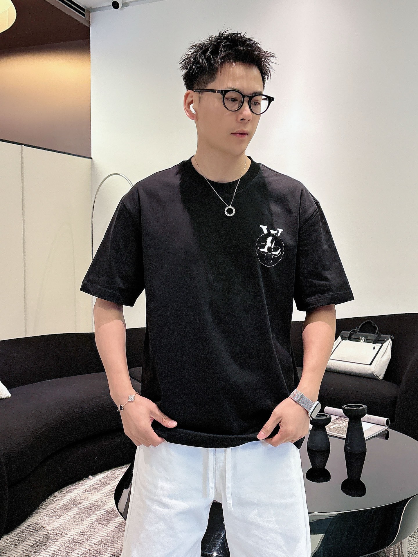 LV   2026春夏新款首发专柜最新款短袖圆领T恤 高端订制 设计前卫时尚！品牌logo重工艺设计 高