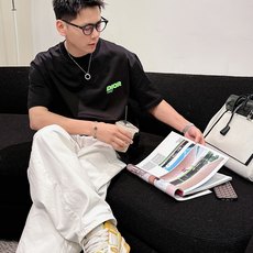 迪奥#DIOR 2026春夏新款首发专柜最新款短袖圆领T恤 高端订制 设计前卫时尚!品牌logo重工 迪奥#DIOR 2026春夏新款首发专柜最新款短袖圆领T恤 高端订制 设计前卫时尚!品牌logo重工