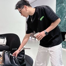迪奥#DIOR 2026春夏新款首发专柜最新款短袖圆领T恤 高端订制 设计前卫时尚!品牌logo重工 迪奥#DIOR 2026春夏新款首发专柜最新款短袖圆领T恤 高端订制 设计前卫时尚!品牌logo重工
