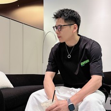 迪奥#DIOR 2026春夏新款首发专柜最新款短袖圆领T恤 高端订制 设计前卫时尚!品牌logo重工 迪奥#DIOR 2026春夏新款首发专柜最新款短袖圆领T恤 高端订制 设计前卫时尚!品牌logo重工