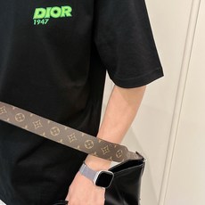 迪奥#DIOR 2026春夏新款首发专柜最新款短袖圆领T恤 高端订制 设计前卫时尚!品牌logo重工 迪奥#DIOR 2026春夏新款首发专柜最新款短袖圆领T恤 高端订制 设计前卫时尚!品牌logo重工