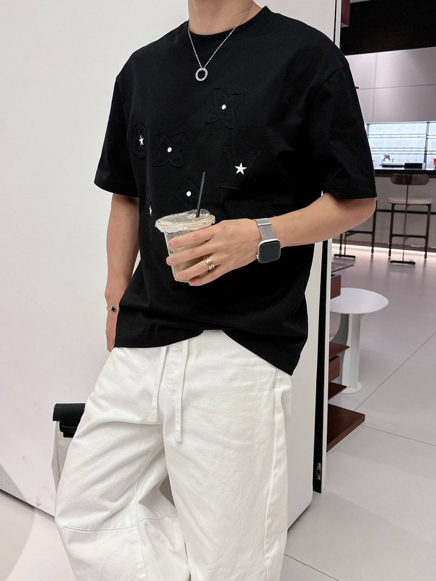 LV   2026春夏新款首发专柜最新款短袖圆领T恤 高端订制 设计前卫时尚！品牌logo重工艺设计 高