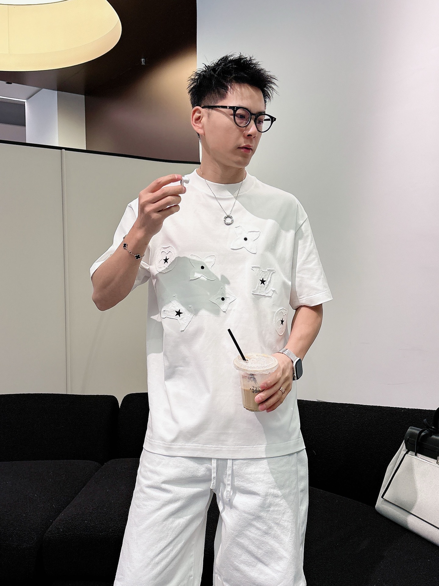 LV   2026春夏新款首发专柜最新款短袖圆领T恤 高端订制 设计前卫时尚！品牌logo重工艺设计 高