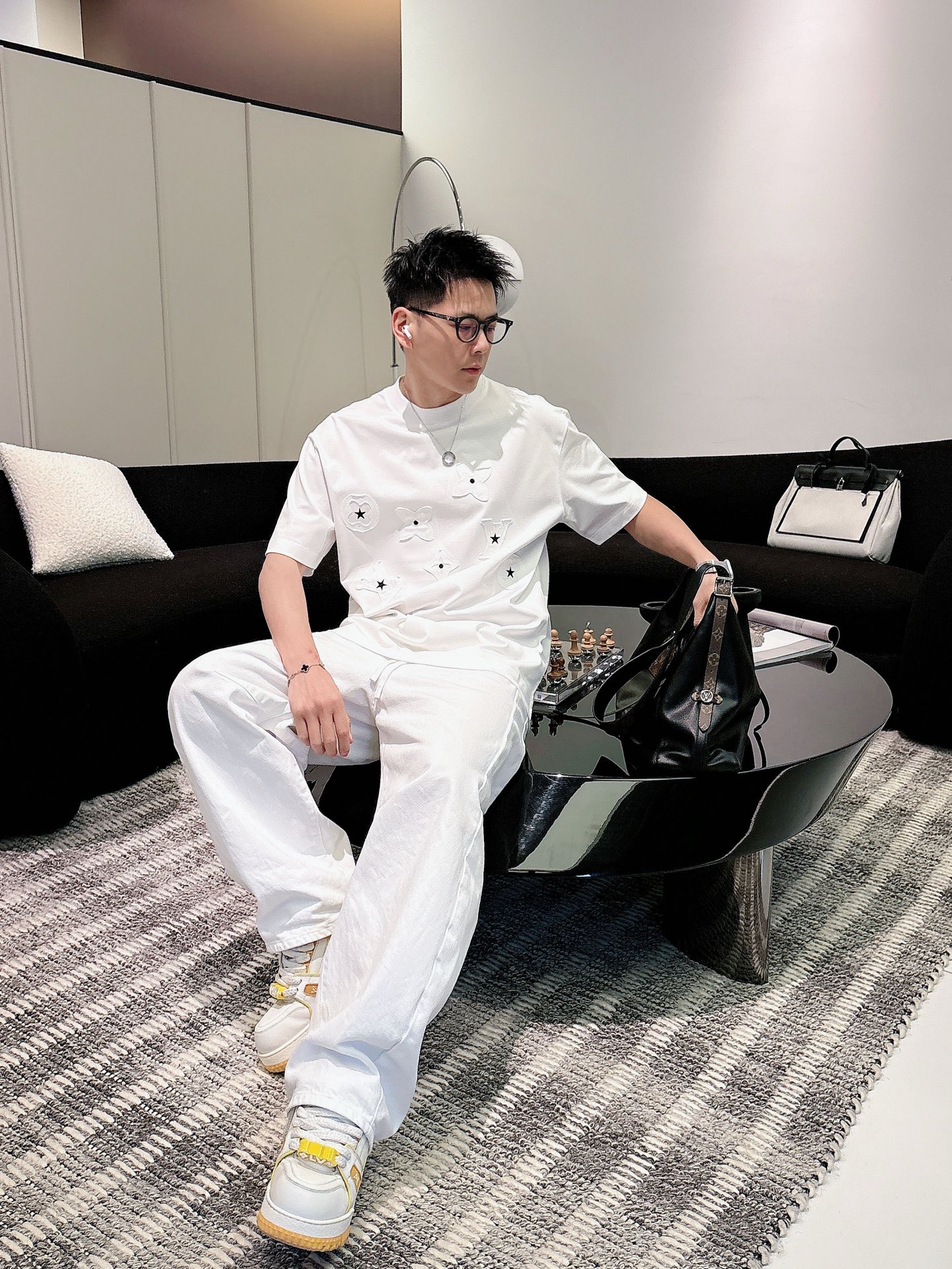 LV   2026春夏新款首发专柜最新款短袖圆领T恤 高端订制 设计前卫时尚！品牌logo重工艺设计 高