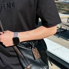 芬迪#FENDI 2026春夏新款首发专柜最新款短袖圆领T恤 高端订制 设计前卫时尚!品牌logo重 芬迪#FENDI 2026春夏新款首发专柜最新款短袖圆领T恤 高端订制 设计前卫时尚!品牌logo重