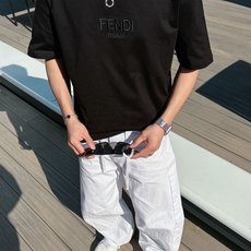 芬迪#FENDI 2026春夏新款首发专柜最新款短袖圆领T恤 高端订制 设计前卫时尚!品牌logo重 芬迪#FENDI 2026春夏新款首发专柜最新款短袖圆领T恤 高端订制 设计前卫时尚!品牌logo重