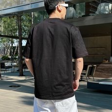 芬迪#FENDI 2026春夏新款首发专柜最新款短袖圆领T恤 高端订制 设计前卫时尚!品牌logo重 芬迪#FENDI 2026春夏新款首发专柜最新款短袖圆领T恤 高端订制 设计前卫时尚!品牌logo重