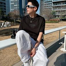 芬迪#FENDI 2026春夏新款首发专柜最新款短袖圆领T恤 高端订制 设计前卫时尚!品牌logo重 芬迪#FENDI 2026春夏新款首发专柜最新款短袖圆领T恤 高端订制 设计前卫时尚!品牌logo重