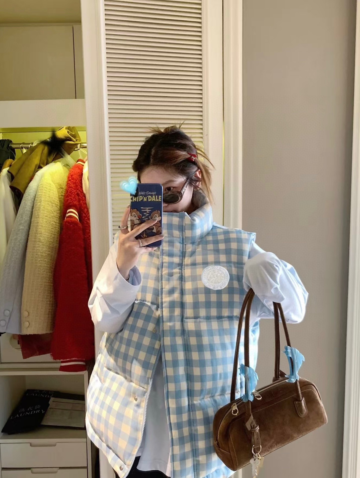 High-End Women’s Outfits with Dust-Proof Bags of Geese: Fresh White and Blue Styles