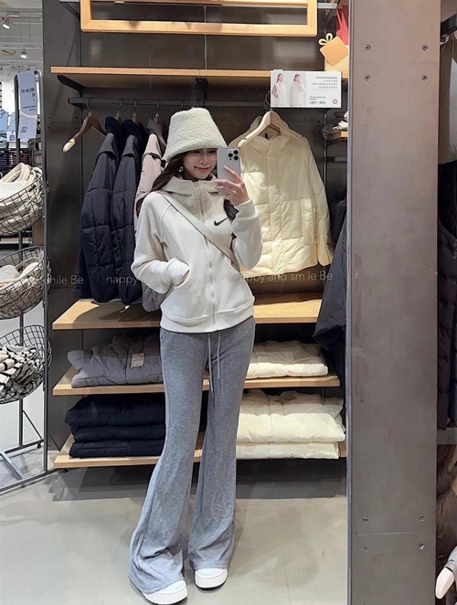 Nike Fleece-Lined Cropped Jacket: Warm, Stylish, and Incredibly Comfortable 1 Nike Fleece-Lined Cropped Jacket: Warm, Stylish, and Incredibly Comfortable