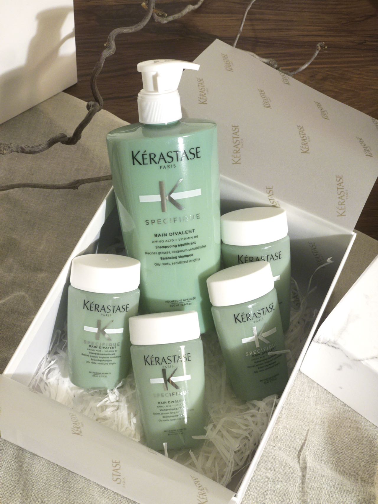 NO:938701,Kérastase Double Green Bottle Oil Control at Hair Roots | Moisturizing at Hair Ends | Water and Oil Balance Cool and Light Fragrance, Versatile for All Seasons Oily scalp and dry hair, the standard for clean hair in summer, the green bottle balances all worries. # Mixed Oil Savior # Simple hair care products, trendy toiletries department store19860909Kérastase 双重绿瓶 发根控油｜发尾保湿｜水油平衡 清冷淡香,四季百搭 头皮油发尾干本命洗护 夏日干净发质标配,绿瓶平衡所有烦恼. # 混油救星 #简约护发好物,洗护用品潮品百货,accessory