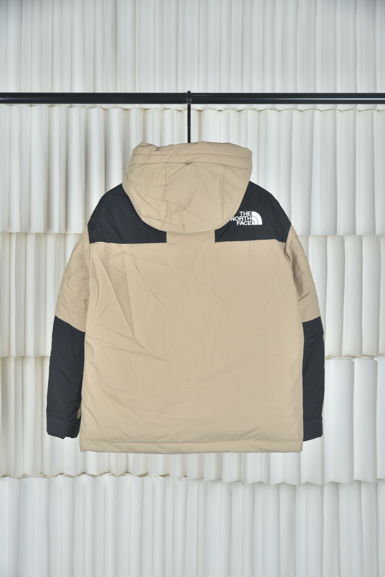 P 亚马逊2025代购指定版本THE NORTH FACE/北面日版1990 Mountain Down Jacket羽绒服,采用2L双层Gore-tex面料,面料表层做超高强度防水,内层覆膜达到三层防水的效果,使成衣具有防水防污透气的出色户外效果.内里填充国标80%白鸭绒蓬松保暖,原厂植绒布,提高贴合度,保暖防寒.进口田岛刺绣机还原ZP绣花细节,定制全衣原厂YKK拉链,可承受10万次拉力磨损,原厂魔术贴.开模定制五金配件,字体清晰立体,颗纽扣方向全部一致,水洗标二维码还原正品. 颜色:黑色 白色 卡其色