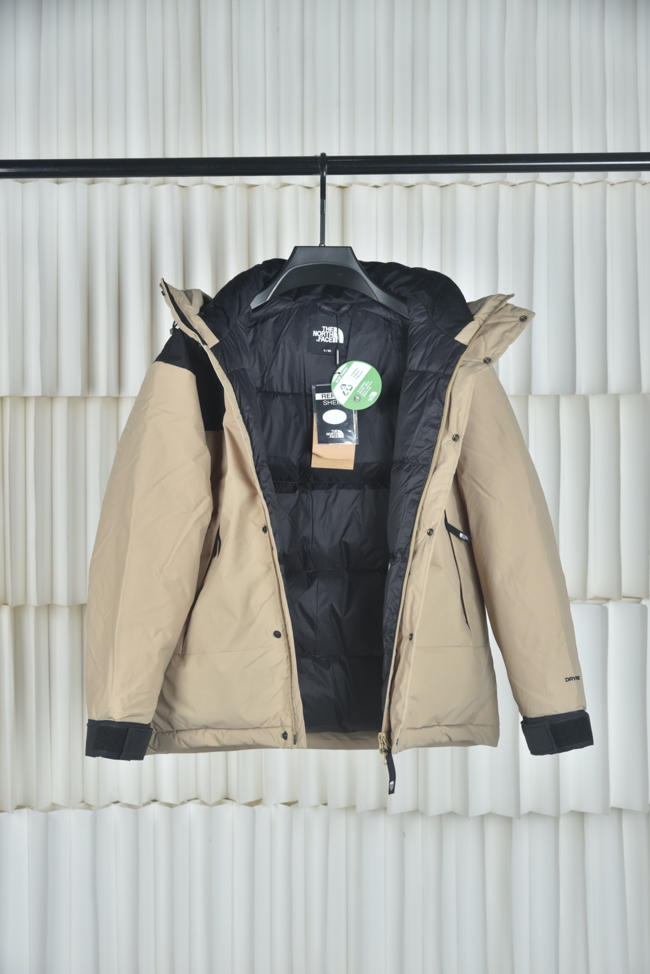 P 亚马逊2025代购指定版本THE NORTH FACE/北面日版1990 Mountain Down Jacket羽绒服,采用2L双层Gore-tex面料,面料表层做超高强度防水,内层覆膜达到三层防水的效果,使成衣具有防水防污透气的出色户外效果.内里填充国标80%白鸭绒蓬松保暖,原厂植绒布,提高贴合度,保暖防寒.进口田岛刺绣机还原ZP绣花细节,定制全衣原厂YKK拉链,可承受10万次拉力磨损,原厂魔术贴.开模定制五金配件,字体清晰立体,颗纽扣方向全部一致,水洗标二维码还原正品. 颜色:黑色 白色 卡其色