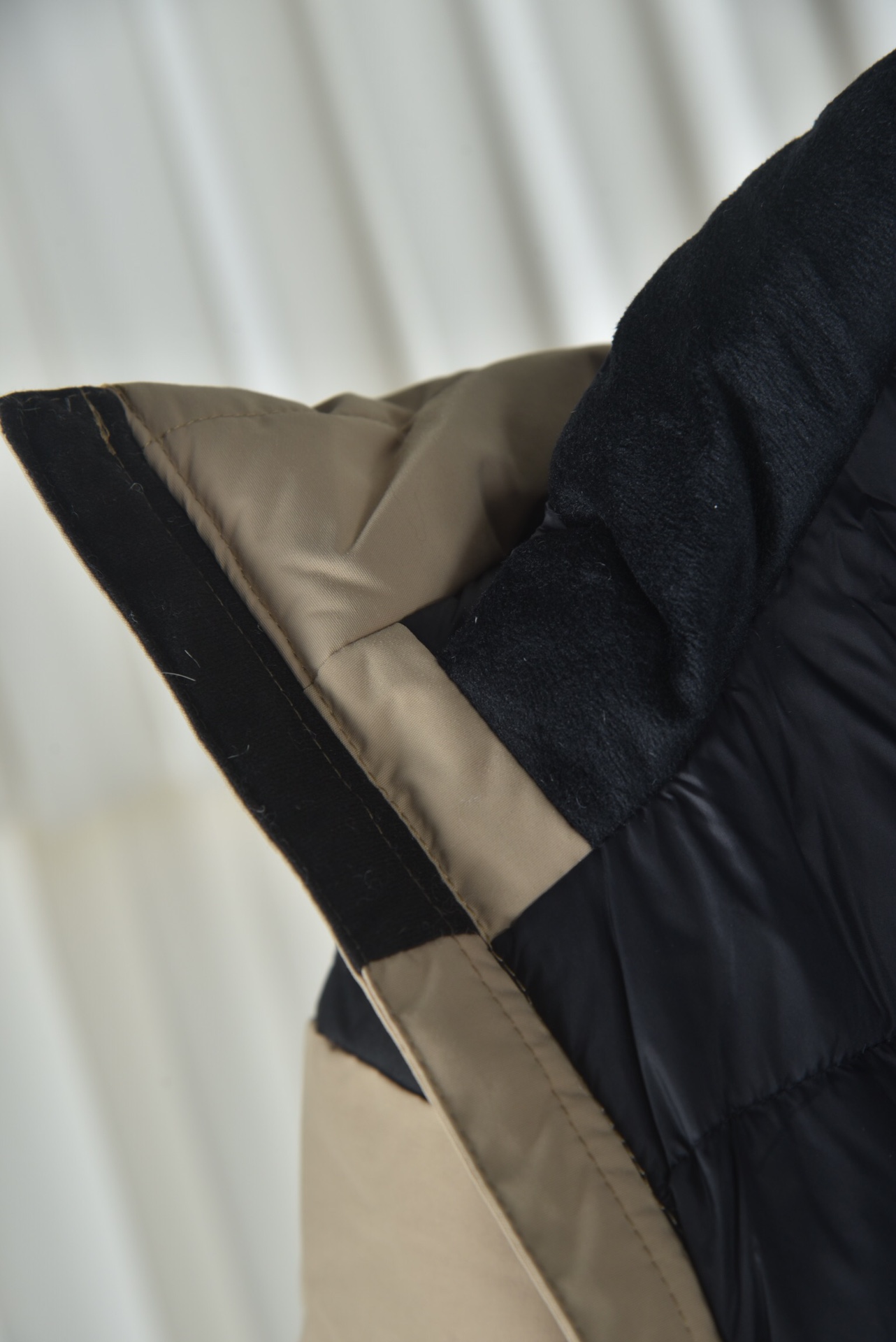 P 亚马逊2025代购指定版本THE NORTH FACE/北面日版1990 Mountain Down Jacket羽绒服,采用2L双层Gore-tex面料,面料表层做超高强度防水,内层覆膜达到三层防水的效果,使成衣具有防水防污透气的出色户外效果.内里填充国标80%白鸭绒蓬松保暖,原厂植绒布,提高贴合度,保暖防寒.进口田岛刺绣机还原ZP绣花细节,定制全衣原厂YKK拉链,可承受10万次拉力磨损,原厂魔术贴.开模定制五金配件,字体清晰立体,颗纽扣方向全部一致,水洗标二维码还原正品. 颜色:黑色 白色 卡其色