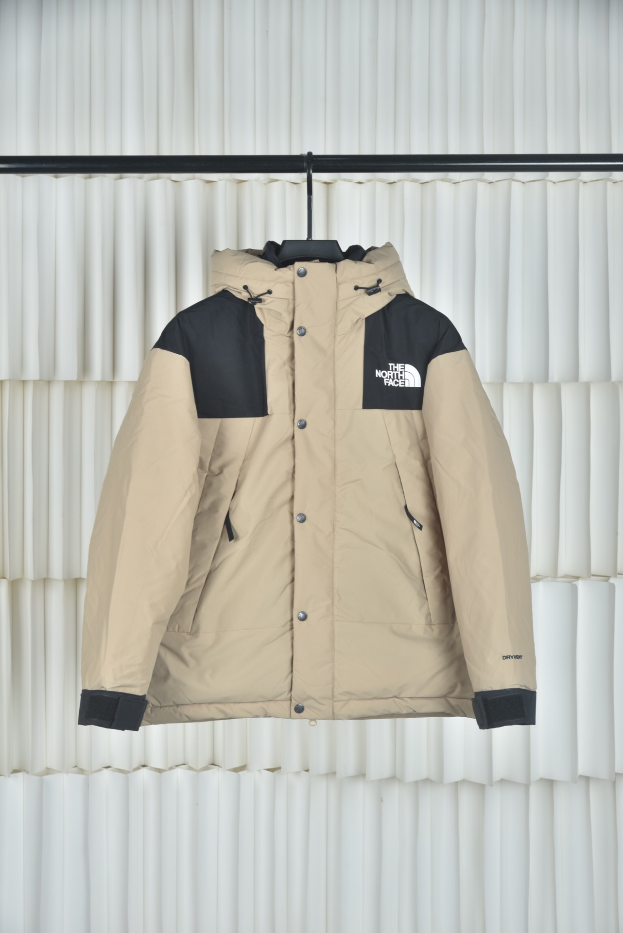 P 亚马逊2025代购指定版本THE NORTH FACE/北面日版1990 Mountain Down Jacket羽绒服,采用2L双层Gore-tex面料,面料表层做超高强度防水,内层覆膜达到三层防水的效果,使成衣具有防水防污透气的出色户外效果.内里填充国标80%白鸭绒蓬松保暖,原厂植绒布,提高贴合度,保暖防寒.进口田岛刺绣机还原ZP绣花细节,定制全衣原厂YKK拉链,可承受10万次拉力磨损,原厂魔术贴.开模定制五金配件,字体清晰立体,颗纽扣方向全部一致,水洗标二维码还原正品. 颜色:黑色 白色 卡其色