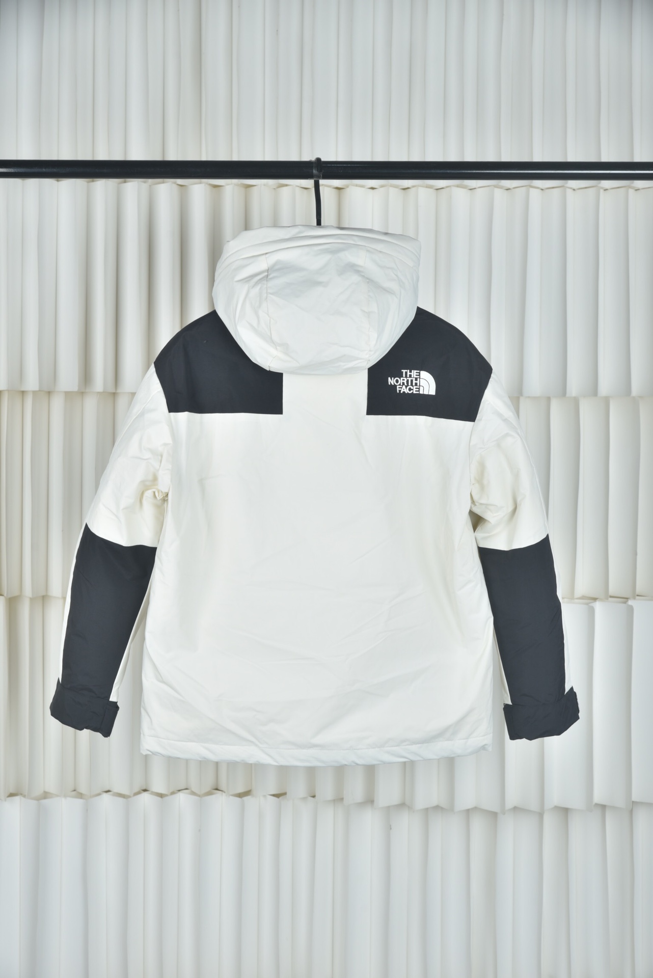 P 亚马逊2025代购指定版本THE NORTH FACE/北面日版1990 Mountain Down Jacket羽绒服,采用2L双层Gore-tex面料,面料表层做超高强度防水,内层覆膜达到三层防水的效果,使成衣具有防水防污透气的出色户外效果.内里填充国标80%白鸭绒蓬松保暖,原厂植绒布,提高贴合度,保暖防寒.进口田岛刺绣机还原ZP绣花细节,定制全衣原厂YKK拉链,可承受10万次拉力磨损,原厂魔术贴.开模定制五金配件,字体清晰立体,颗纽扣方向全部一致,水洗标二维码还原正品. 颜色:黑色 白色 卡其色