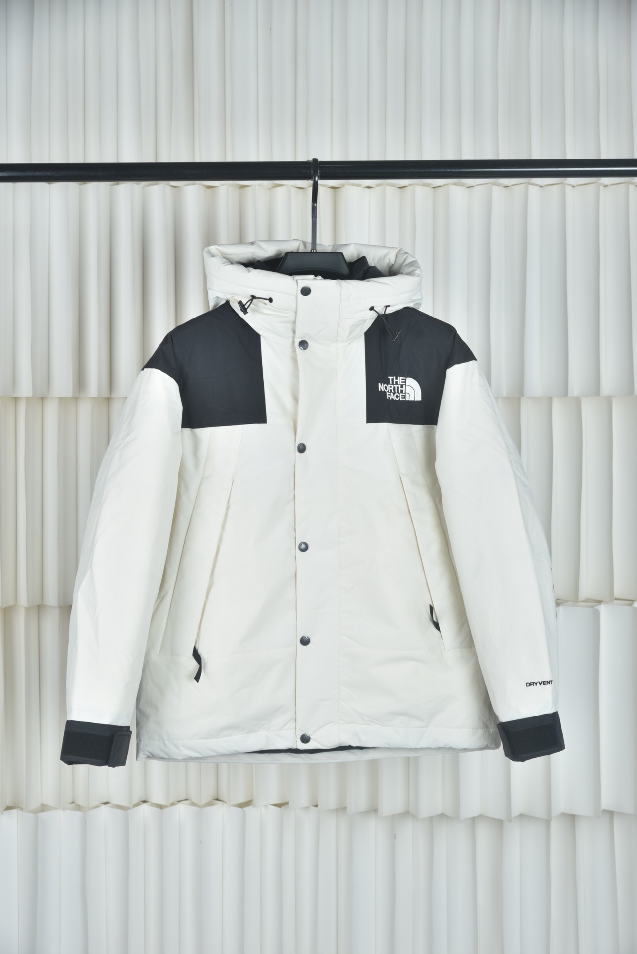 P 亚马逊2025代购指定版本THE NORTH FACE/北面日版1990 Mountain Down Jacket羽绒服,采用2L双层Gore-tex面料,面料表层做超高强度防水,内层覆膜达到三层防水的效果,使成衣具有防水防污透气的出色户外效果.内里填充国标80%白鸭绒蓬松保暖,原厂植绒布,提高贴合度,保暖防寒.进口田岛刺绣机还原ZP绣花细节,定制全衣原厂YKK拉链,可承受10万次拉力磨损,原厂魔术贴.开模定制五金配件,字体清晰立体,颗纽扣方向全部一致,水洗标二维码还原正品. 颜色:黑色 白色 卡其色