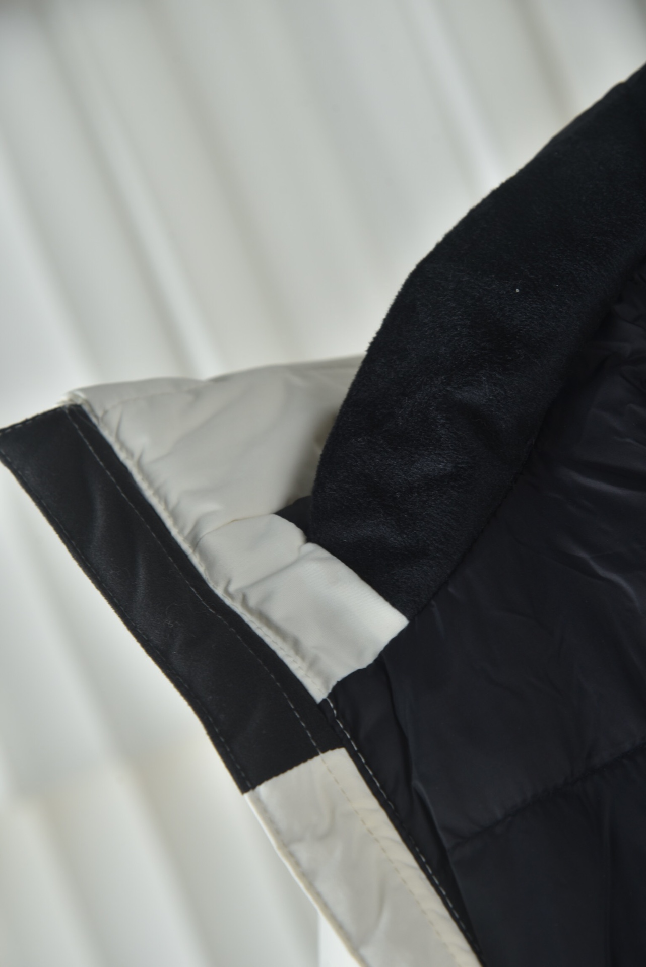 P 亚马逊2025代购指定版本THE NORTH FACE/北面日版1990 Mountain Down Jacket羽绒服,采用2L双层Gore-tex面料,面料表层做超高强度防水,内层覆膜达到三层防水的效果,使成衣具有防水防污透气的出色户外效果.内里填充国标80%白鸭绒蓬松保暖,原厂植绒布,提高贴合度,保暖防寒.进口田岛刺绣机还原ZP绣花细节,定制全衣原厂YKK拉链,可承受10万次拉力磨损,原厂魔术贴.开模定制五金配件,字体清晰立体,颗纽扣方向全部一致,水洗标二维码还原正品. 颜色:黑色 白色 卡其色