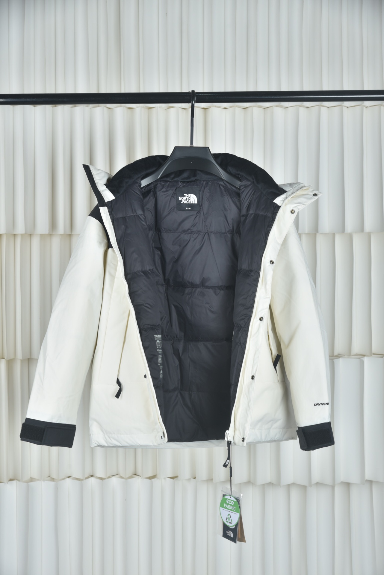 P 亚马逊2025代购指定版本THE NORTH FACE/北面日版1990 Mountain Down Jacket羽绒服,采用2L双层Gore-tex面料,面料表层做超高强度防水,内层覆膜达到三层防水的效果,使成衣具有防水防污透气的出色户外效果.内里填充国标80%白鸭绒蓬松保暖,原厂植绒布,提高贴合度,保暖防寒.进口田岛刺绣机还原ZP绣花细节,定制全衣原厂YKK拉链,可承受10万次拉力磨损,原厂魔术贴.开模定制五金配件,字体清晰立体,颗纽扣方向全部一致,水洗标二维码还原正品. 颜色:黑色 白色 卡其色