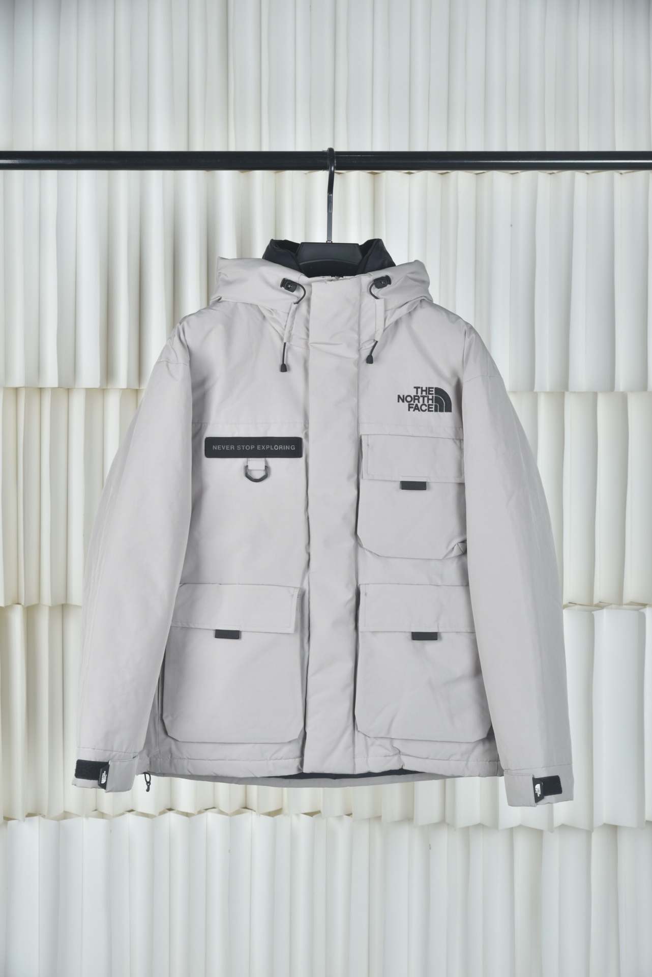 特价💰249 亚马逊2025官方最新代购版本THE NORTH FACE/北面韩国NEVER STOP EXPLORING旗舰多口袋工装连帽羽绒服申敏儿同款羽绒服,采用Air Eco梭织面料,填充RDS认证国标80白鸭绒衣服蓬松度保暖效果非常好,里布380T最高标准,绝不跑绒。刺绣采用进口田岛绣花万针刺绣,采用进口7号针,保证每字饱满工、立体感清晰,定制吉田YKK原厂拉链,刻字清晰,质感完美顺滑。领口部分有防寒绒布,紧贴头颈,舒适又保暖。全套辅料均出自TNF原厂代工,水洗麦三标齐全,还原正品系列。宽松版型,上身休闲舒适,为冬季户外提供保暖呵护,保暖性出色,穿着轻便不厚重。多功能口袋,方便使用,工装机能性极强活力随性。 配色:黑色 米白 浅灰 尺码:XS S M L XL XXL