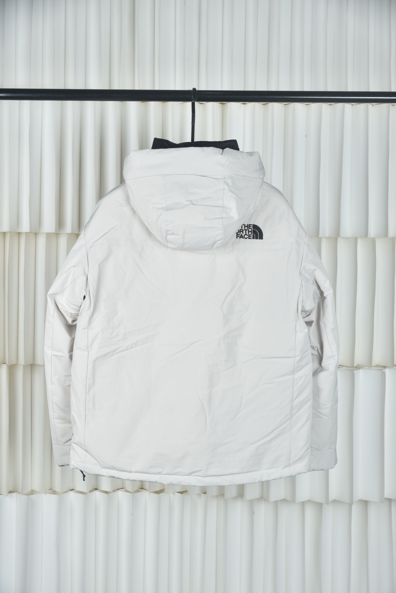 特价💰249 亚马逊2025官方最新代购版本THE NORTH FACE/北面韩国NEVER STOP EXPLORING旗舰多口袋工装连帽羽绒服申敏儿同款羽绒服,采用Air Eco梭织面料,填充RDS认证国标80白鸭绒衣服蓬松度保暖效果非常好,里布380T最高标准,绝不跑绒。刺绣采用进口田岛绣花万针刺绣,采用进口7号针,保证每字饱满工、立体感清晰,定制吉田YKK原厂拉链,刻字清晰,质感完美顺滑。领口部分有防寒绒布,紧贴头颈,舒适又保暖。全套辅料均出自TNF原厂代工,水洗麦三标齐全,还原正品系列。宽松版型,上身休闲舒适,为冬季户外提供保暖呵护,保暖性出色,穿着轻便不厚重。多功能口袋,方便使用,工装机能性极强活力随性。 配色:黑色 米白 浅灰 尺码:XS S M L XL XXL