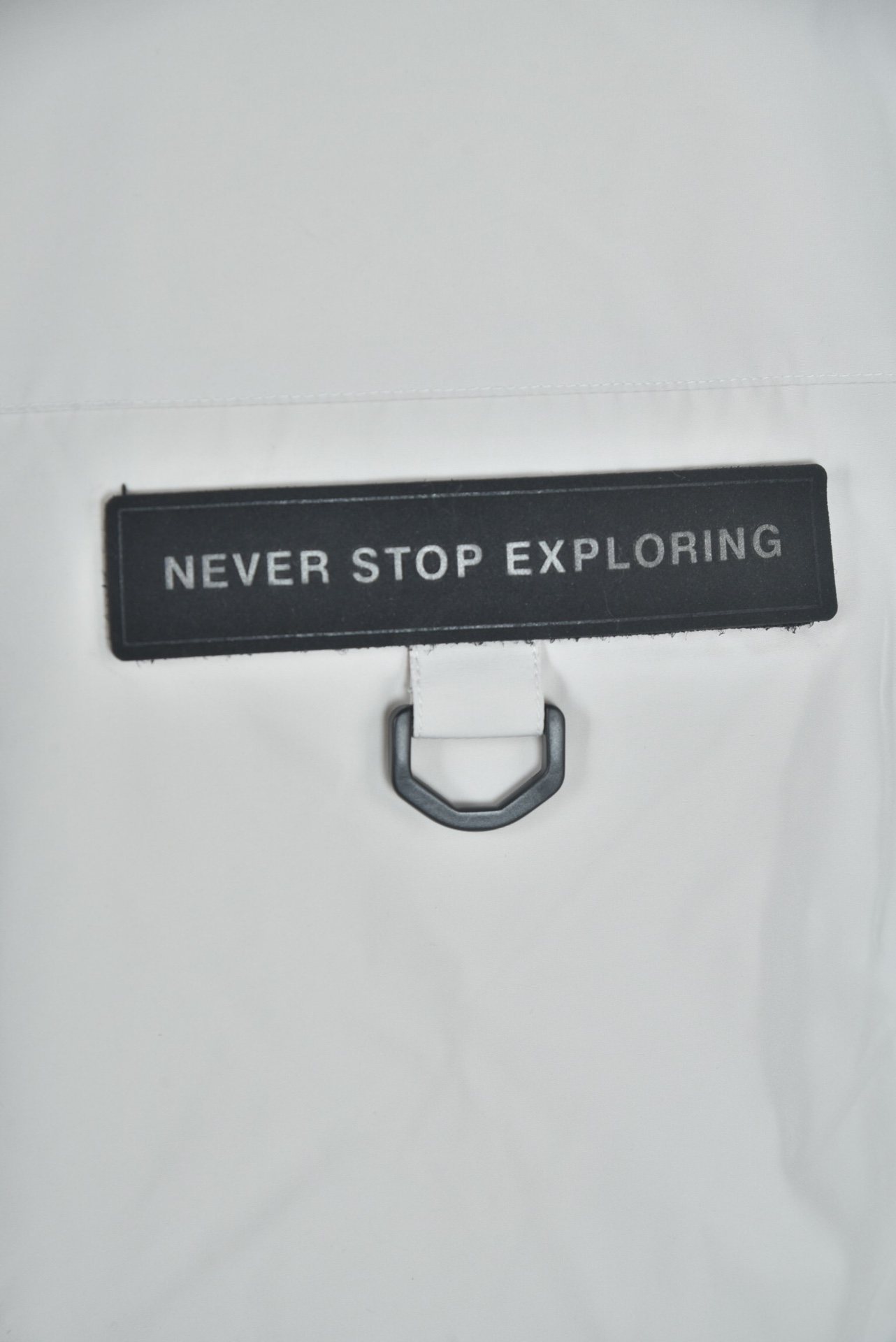 特价💰249 亚马逊2025官方最新代购版本THE NORTH FACE/北面韩国NEVER STOP EXPLORING旗舰多口袋工装连帽羽绒服申敏儿同款羽绒服,采用Air Eco梭织面料,填充RDS认证国标80白鸭绒衣服蓬松度保暖效果非常好,里布380T最高标准,绝不跑绒。刺绣采用进口田岛绣花万针刺绣,采用进口7号针,保证每字饱满工、立体感清晰,定制吉田YKK原厂拉链,刻字清晰,质感完美顺滑。领口部分有防寒绒布,紧贴头颈,舒适又保暖。全套辅料均出自TNF原厂代工,水洗麦三标齐全,还原正品系列。宽松版型,上身休闲舒适,为冬季户外提供保暖呵护,保暖性出色,穿着轻便不厚重。多功能口袋,方便使用,工装机能性极强活力随性。 配色:黑色 米白 浅灰 尺码:XS S M L XL XXL