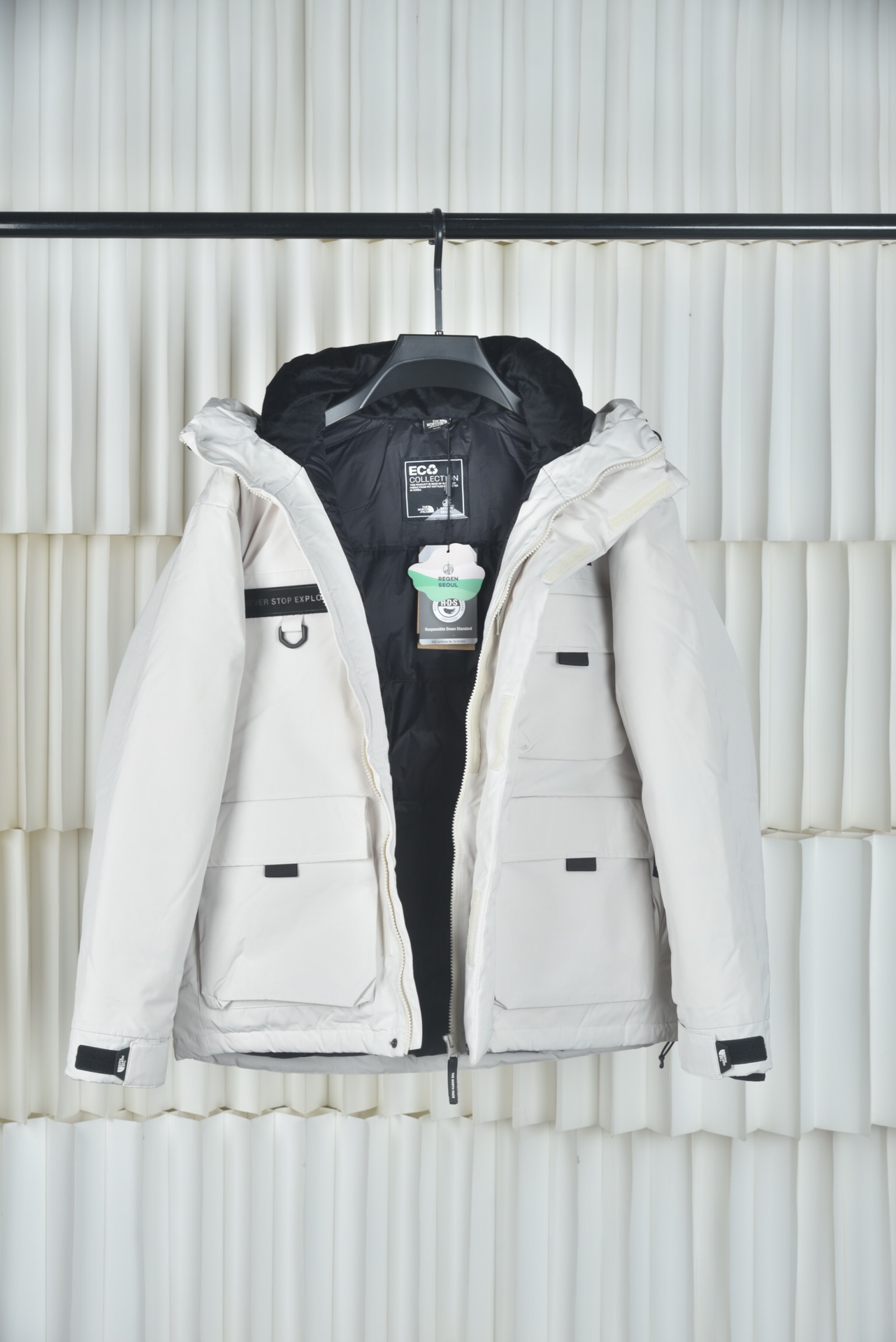 特价💰249 亚马逊2025官方最新代购版本THE NORTH FACE/北面韩国NEVER STOP EXPLORING旗舰多口袋工装连帽羽绒服申敏儿同款羽绒服,采用Air Eco梭织面料,填充RDS认证国标80白鸭绒衣服蓬松度保暖效果非常好,里布380T最高标准,绝不跑绒。刺绣采用进口田岛绣花万针刺绣,采用进口7号针,保证每字饱满工、立体感清晰,定制吉田YKK原厂拉链,刻字清晰,质感完美顺滑。领口部分有防寒绒布,紧贴头颈,舒适又保暖。全套辅料均出自TNF原厂代工,水洗麦三标齐全,还原正品系列。宽松版型,上身休闲舒适,为冬季户外提供保暖呵护,保暖性出色,穿着轻便不厚重。多功能口袋,方便使用,工装机能性极强活力随性。 配色:黑色 米白 浅灰 尺码:XS S M L XL XXL