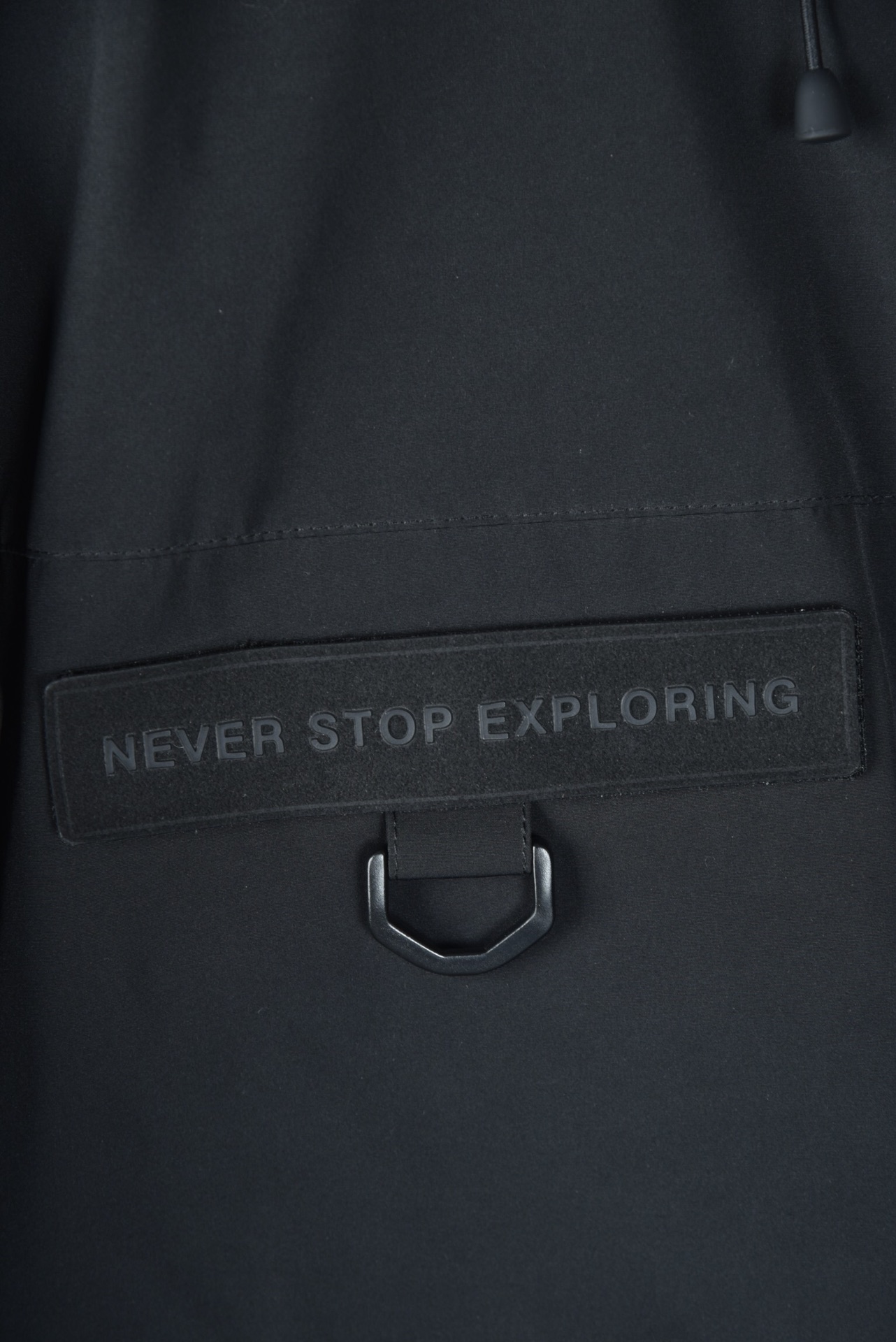 特价💰249 亚马逊2025官方最新代购版本THE NORTH FACE/北面韩国NEVER STOP EXPLORING旗舰多口袋工装连帽羽绒服申敏儿同款羽绒服,采用Air Eco梭织面料,填充RDS认证国标80白鸭绒衣服蓬松度保暖效果非常好,里布380T最高标准,绝不跑绒。刺绣采用进口田岛绣花万针刺绣,采用进口7号针,保证每字饱满工、立体感清晰,定制吉田YKK原厂拉链,刻字清晰,质感完美顺滑。领口部分有防寒绒布,紧贴头颈,舒适又保暖。全套辅料均出自TNF原厂代工,水洗麦三标齐全,还原正品系列。宽松版型,上身休闲舒适,为冬季户外提供保暖呵护,保暖性出色,穿着轻便不厚重。多功能口袋,方便使用,工装机能性极强活力随性。 配色:黑色 米白 浅灰 尺码:XS S M L XL XXL