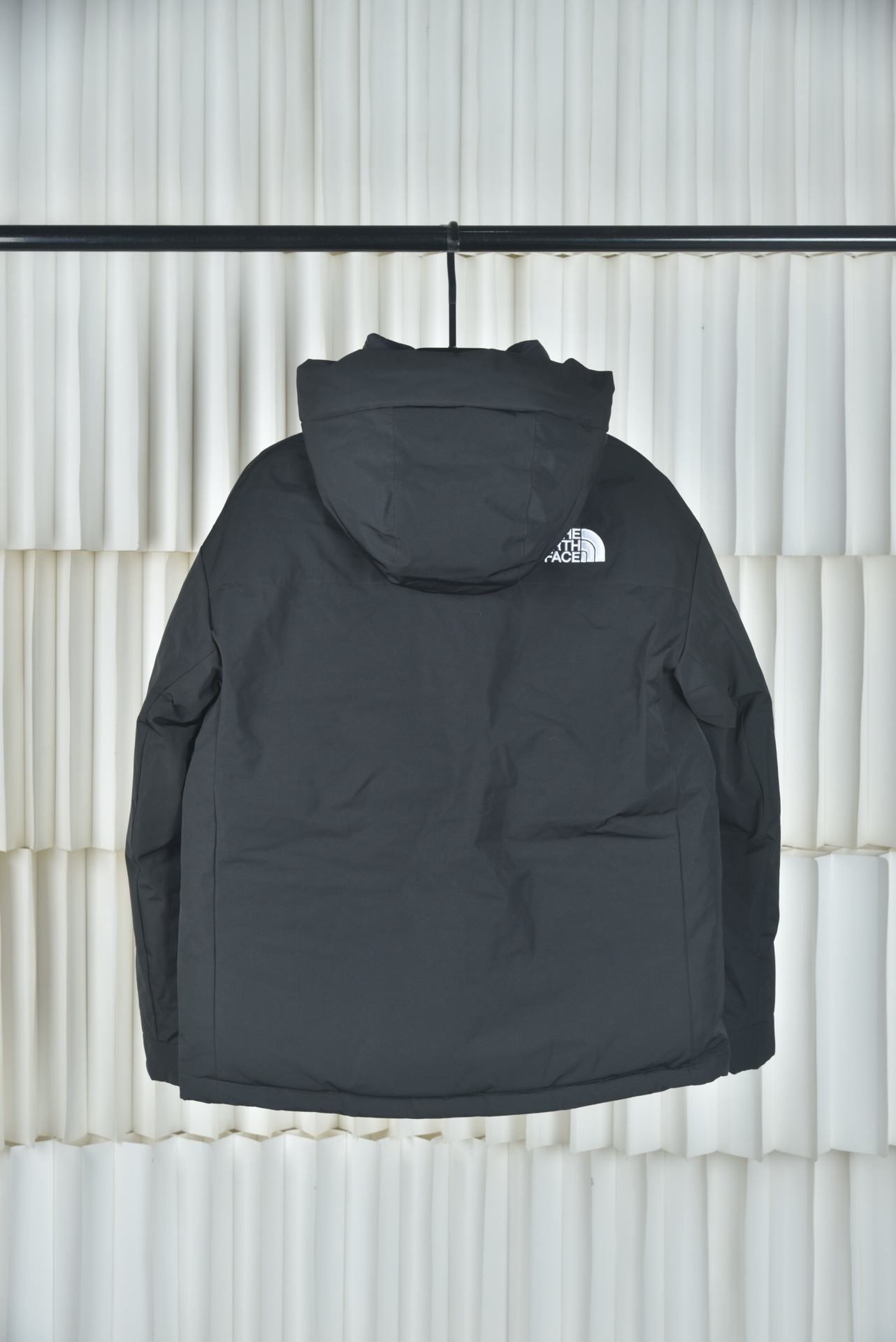 特价💰249 亚马逊2025官方最新代购版本THE NORTH FACE/北面韩国NEVER STOP EXPLORING旗舰多口袋工装连帽羽绒服申敏儿同款羽绒服,采用Air Eco梭织面料,填充RDS认证国标80白鸭绒衣服蓬松度保暖效果非常好,里布380T最高标准,绝不跑绒。刺绣采用进口田岛绣花万针刺绣,采用进口7号针,保证每字饱满工、立体感清晰,定制吉田YKK原厂拉链,刻字清晰,质感完美顺滑。领口部分有防寒绒布,紧贴头颈,舒适又保暖。全套辅料均出自TNF原厂代工,水洗麦三标齐全,还原正品系列。宽松版型,上身休闲舒适,为冬季户外提供保暖呵护,保暖性出色,穿着轻便不厚重。多功能口袋,方便使用,工装机能性极强活力随性。 配色:黑色 米白 浅灰 尺码:XS S M L XL XXL