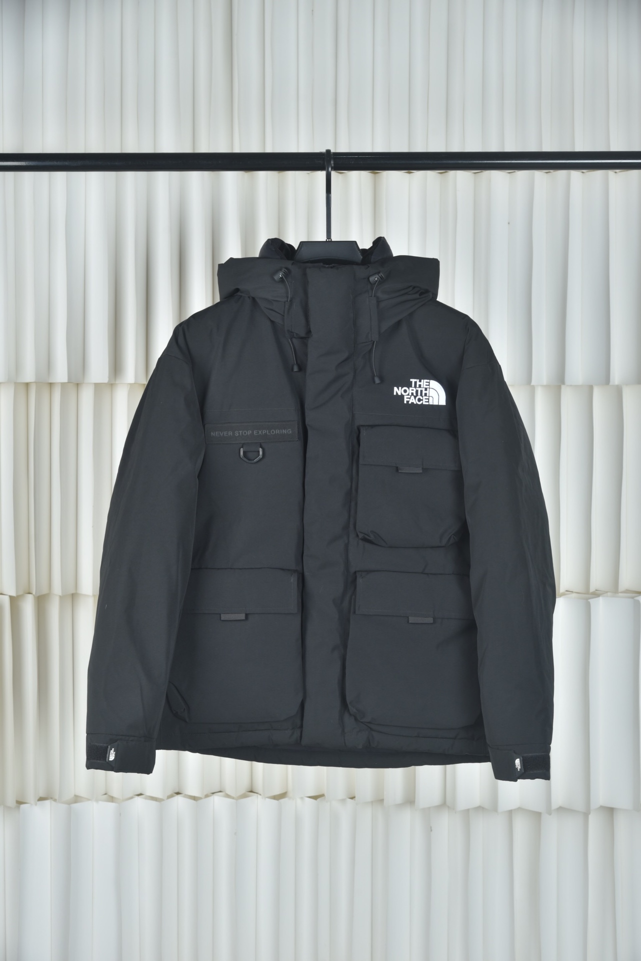 特价💰249 亚马逊2025官方最新代购版本THE NORTH FACE/北面韩国NEVER STOP EXPLORING旗舰多口袋工装连帽羽绒服申敏儿同款羽绒服,采用Air Eco梭织面料,填充RDS认证国标80白鸭绒衣服蓬松度保暖效果非常好,里布380T最高标准,绝不跑绒。刺绣采用进口田岛绣花万针刺绣,采用进口7号针,保证每字饱满工、立体感清晰,定制吉田YKK原厂拉链,刻字清晰,质感完美顺滑。领口部分有防寒绒布,紧贴头颈,舒适又保暖。全套辅料均出自TNF原厂代工,水洗麦三标齐全,还原正品系列。宽松版型,上身休闲舒适,为冬季户外提供保暖呵护,保暖性出色,穿着轻便不厚重。多功能口袋,方便使用,工装机能性极强活力随性。 配色:黑色 米白 浅灰 尺码:XS S M L XL XXL