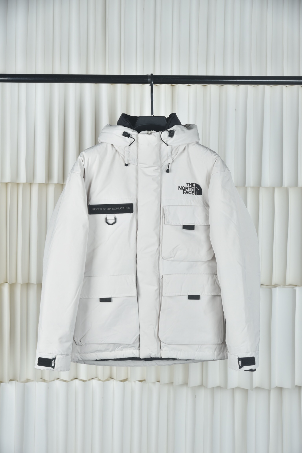 特价💰249 亚马逊2025官方最新代购版本THE NORTH FACE/北面韩国NEVER STOP EXPLORING旗舰多口袋工装连帽羽绒服申敏儿同款羽绒服,采用Air Eco梭织面料,填充RDS认证国标80白鸭绒衣服蓬松度保暖效果非常好,里布380T最高标准,绝不跑绒。刺绣采用进口田岛绣花万针刺绣,采用进口7号针,保证每字饱满工、立体感清晰,定制吉田YKK原厂拉链,刻字清晰,质感完美顺滑。领口部分有防寒绒布,紧贴头颈,舒适又保暖。全套辅料均出自TNF原厂代工,水洗麦三标齐全,还原正品系列。宽松版型,上身休闲舒适,为冬季户外提供保暖呵护,保暖性出色,穿着轻便不厚重。多功能口袋,方便使用,工装机能性极强活力随性。 配色:黑色 米白 浅灰 尺码:XS S M L XL XXL