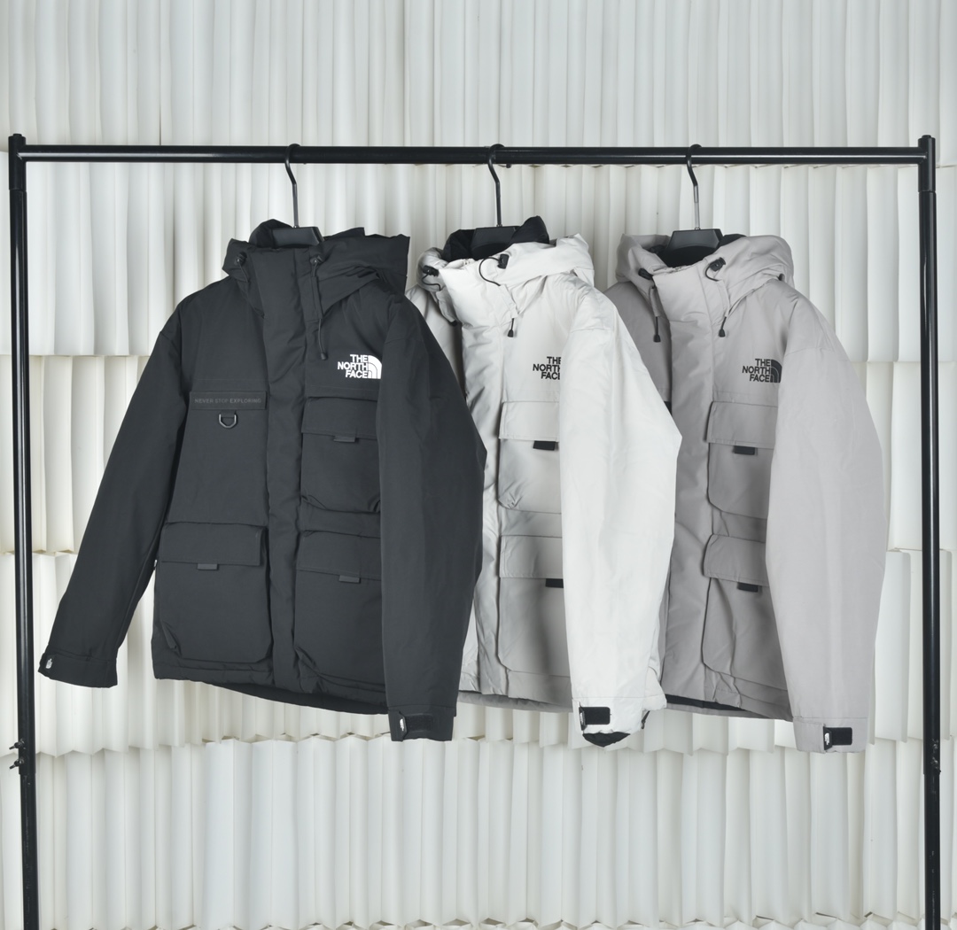 特价💰249 亚马逊2025官方最新代购版本THE NORTH FACE/北面韩国NEVER STOP EXPLORING旗舰多口袋工装连帽羽绒服申敏儿同款羽绒服,采用Air Eco梭织面料,填充RDS认证国标80白鸭绒衣服蓬松度保暖效果非常好,里布380T最高标准,绝不跑绒。刺绣采用进口田岛绣花万针刺绣,采用进口7号针,保证每字饱满工、立体感清晰,定制吉田YKK原厂拉链,刻字清晰,质感完美顺滑。领口部分有防寒绒布,紧贴头颈,舒适又保暖。全套辅料均出自TNF原厂代工,水洗麦三标齐全,还原正品系列。宽松版型,上身休闲舒适,为冬季户外提供保暖呵护,保暖性出色,穿着轻便不厚重。多功能口袋,方便使用,工装机能性极强活力随性。 配色:黑色 米白 浅灰 尺码:XS S M L XL XXL