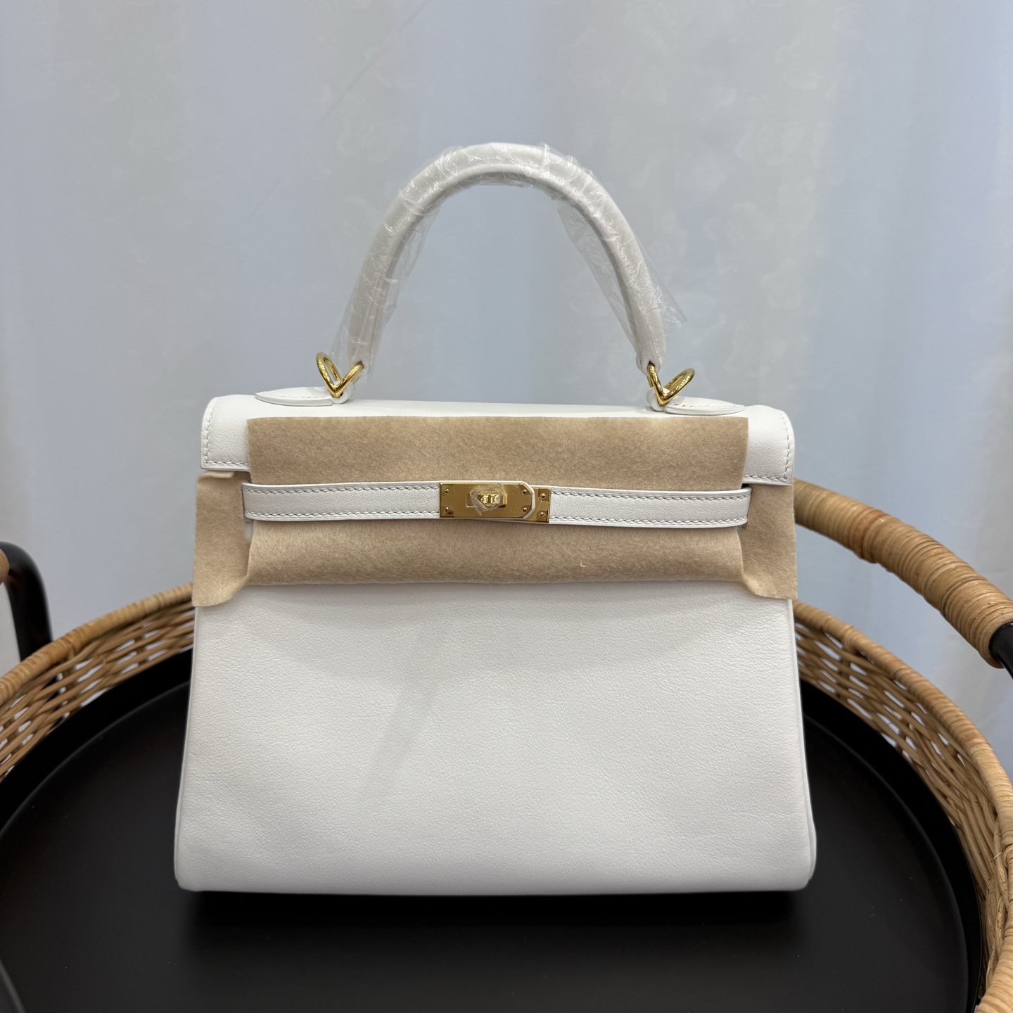 NO:698570,Kelly Kelly 25cm imported Swift leather [pure white] gold buckle counter synchronization handmade wax thread sewing pure steel hardware in stock, Hermes, hermes, stuart weitzman, Hermes,19860909Kelly 凯莉 25cm 原厂进口Swift皮【纯白色】金扣 专柜同步 手工蜡线缝制 纯钢五金 现货,爱马仕,hermes,stuart weitzman,Hermes,,Bag