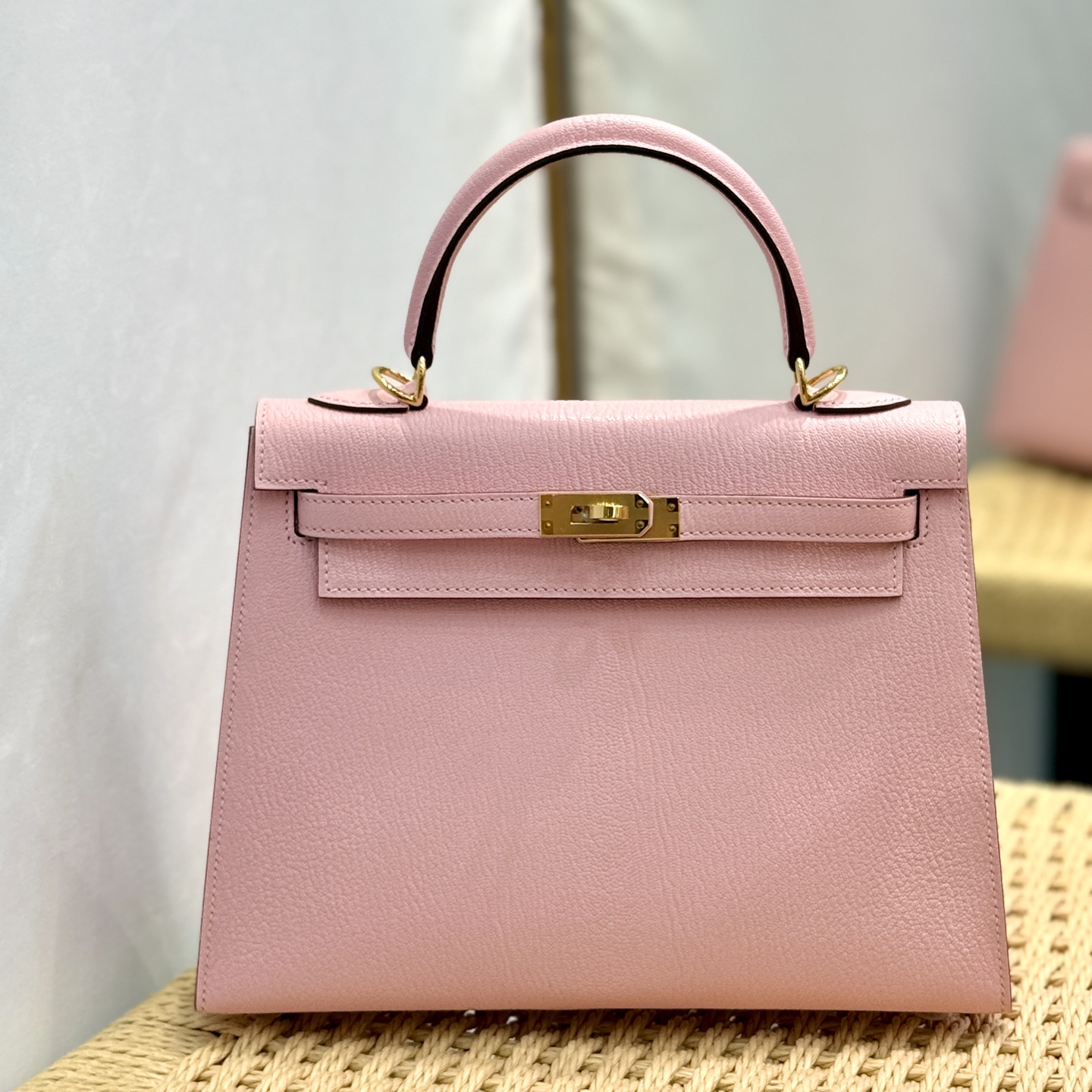 NO:919532,Kelly Kelly 25cm original imported French sheepskin [3Q powder] gold buckle, hand-nailed, limited edition, counter synchronization, fully hand-sewn with beeswax thread, pure steel hardware, in stock, Hermes, hermes, sheepskin, Hermes,19860909Kelly 凯莉 25cm 原厂进口法羊皮【3Q粉】金扣 手工钉 限量版 专柜同步 全手工蜜蜡线缝制 纯钢五金 现货,爱马仕,hermes,sheepskin,Hermes,,Bag