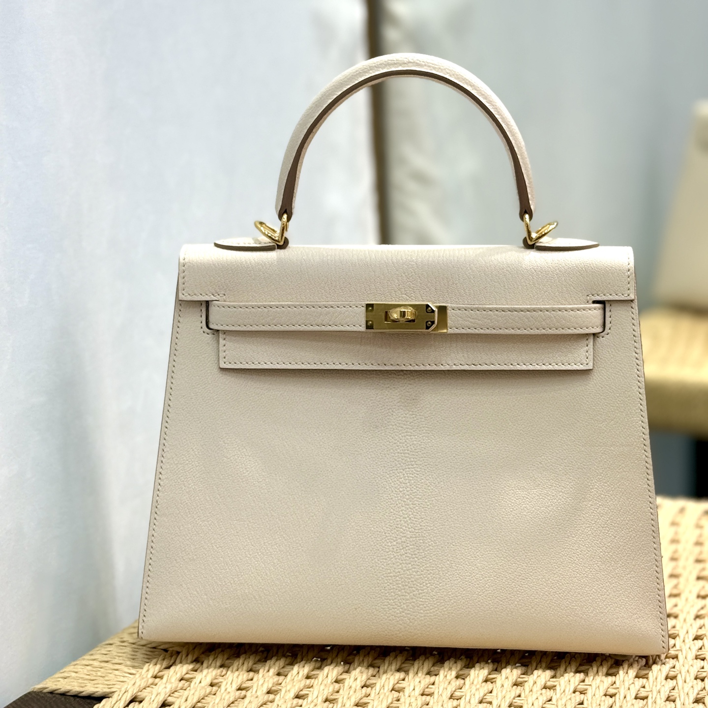 NO:919513,Kelly Kelly 25cm imported French sheepskin [milkshake white] gold buckle, hand-nailed, limited edition, counter synchronized, fully hand-sewn with beeswax thread, pure steel hardware, in stock, Hermes, hermes, sheepskin, Hermes,19860909Kelly 凯莉 25cm 原厂进口法羊皮【奶昔白】金扣 手工钉 限量版 专柜同步 全手工蜜蜡线缝制 纯钢五金 现货,爱马仕,hermes,sheepskin,Hermes,,Bag