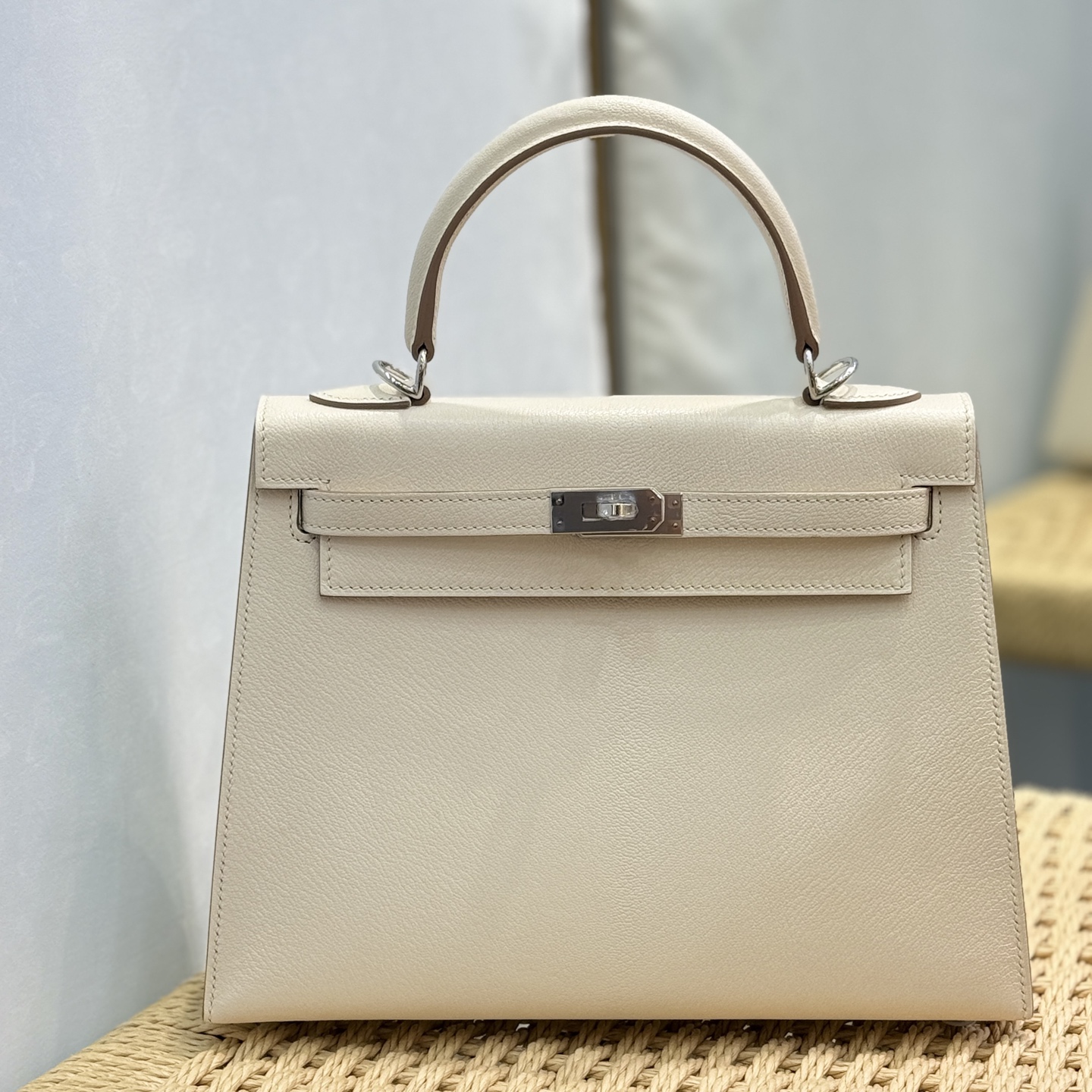 NO:919508,Kelly Kelly 25cm imported French sheepskin [milkshake white] silver buckle, hand-nailed, limited edition, counter synchronized, fully hand-sewn with beeswax thread, pure steel hardware, in stock, Hermes, hermes, sheepskin, Hermes,19860909Kelly 凯莉 25cm 原厂进口法羊皮【奶昔白】银扣 手工钉 限量版 专柜同步 全手工蜜蜡线缝制 纯钢五金 现货,爱马仕,hermes,sheepskin,Hermes,,Bag