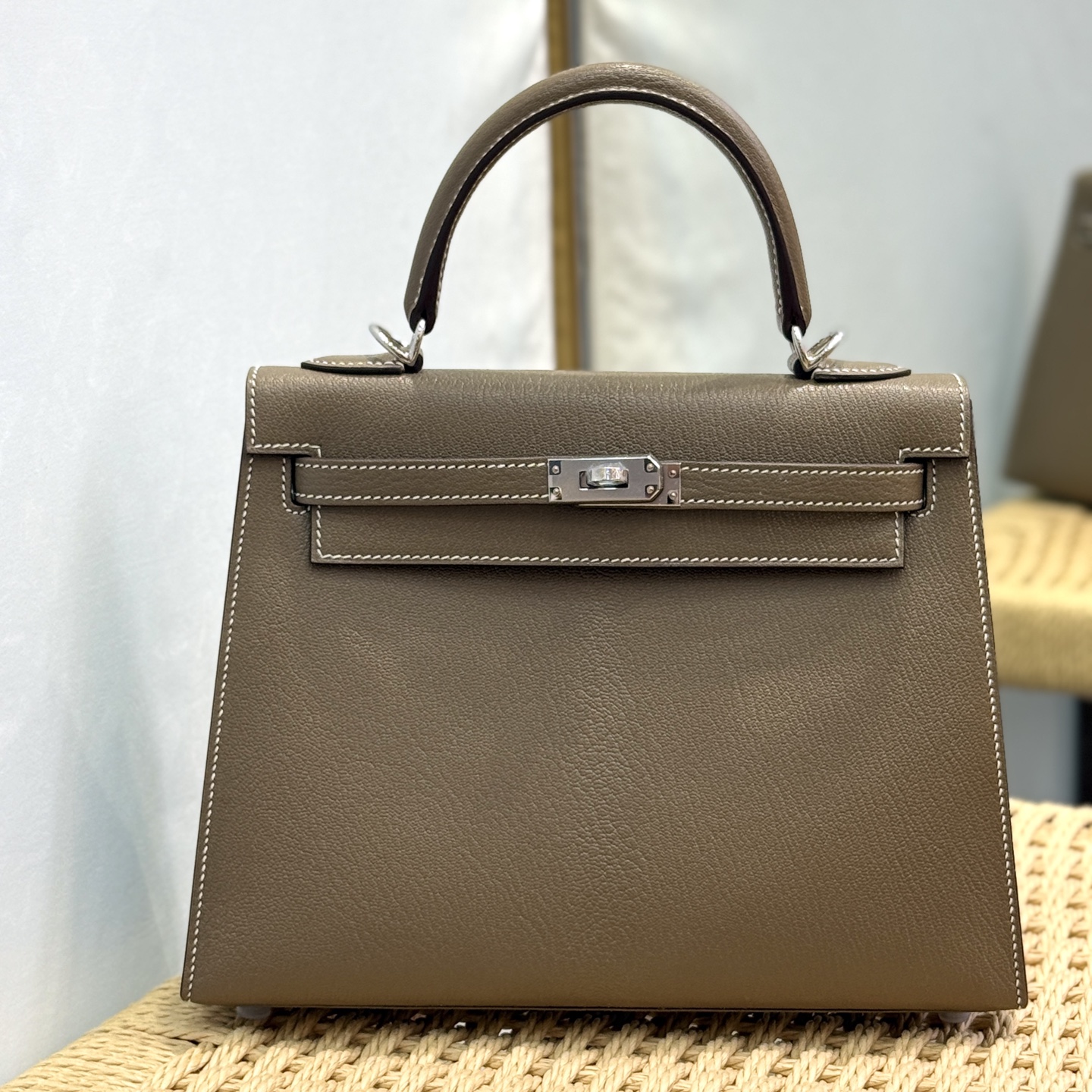 NO:919493,Kelly Kelly 25cm original imported French sheepskin [elephant gray] silver buckle, hand-nailed, limited edition, counter synchronized, fully hand-sewn with beeswax thread, pure steel hardware, in stock, Hermes, hermes, sheepskin, Hermes,19860909Kelly 凯莉 25cm 原厂进口法羊皮【大象灰】银扣 手工钉 限量版 专柜同步 全手工蜜蜡线缝制 纯钢五金 现货,爱马仕,hermes,sheepskin,Hermes,,Bag