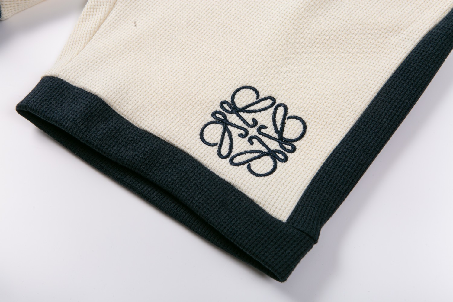 Exclusive High-End Custom Loew* Logo Shorts with Premium Embroidery - 图片 6