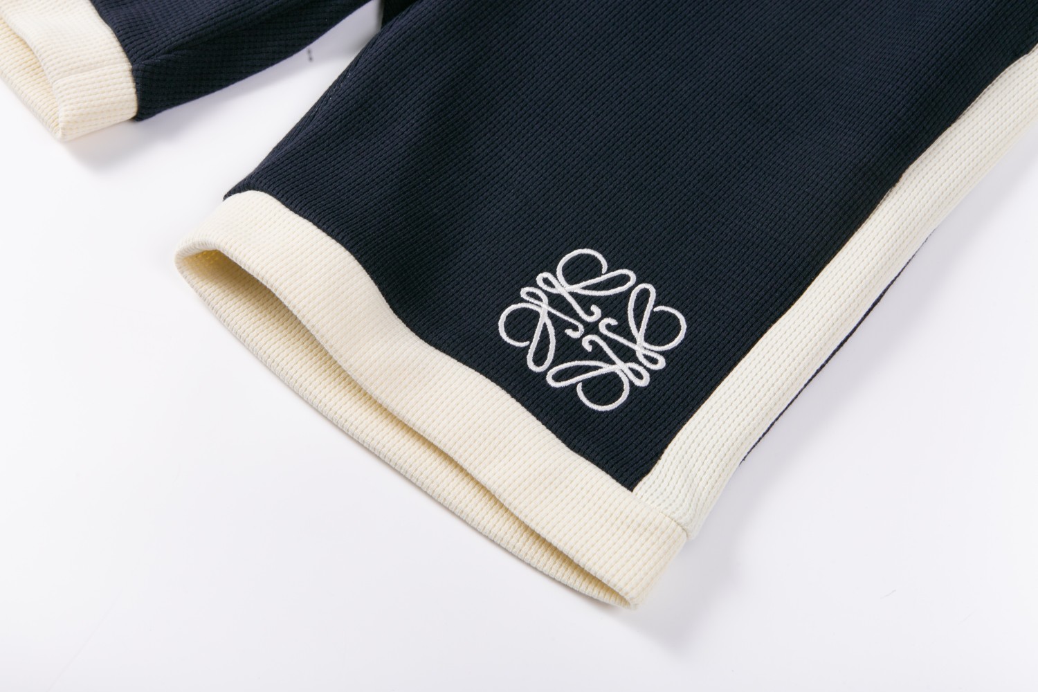 High-End Custom Loew Logo Shorts with Exclusive Embroidery – XS to L Sizes - 图片 6