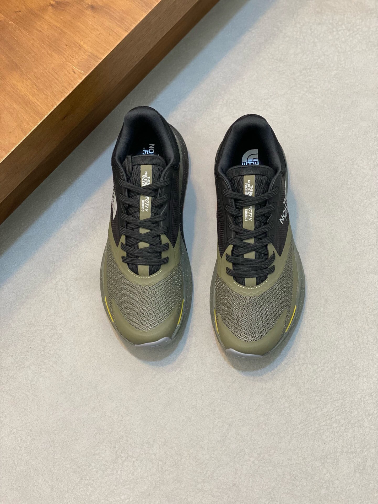 NO:218247,Dongguan Factory Men's North Face VECTIV trail running shoes hiking 3D mesh upper has both breathability and durability, lightweight, comfortable and not stuffy, functional TPU patch toe and body use seamless TPU patches, which have good support and protection. The soft tongue can effectively reduce slippage, enhance comfort and fit VECTIVTMM 3D Full-pallet Pallet innovative 3D VECTIV Full-pallet Pallet locks the sole of the foot and maintains a stable pace. VECTIV curved roller midsole curved roller midsole optimizes the ground contact posture, reduces the impact force of the foot, and brings strong propulsion. Size: 39 40 40.5 41 42 42.5 43 44 44.5 45,,The North  Face19860909莞厂 男款北面(The North Face)VECTIV越野跑鞋徒步3D 网布鞋面透气性与耐久性兼具,穿着轻便舒适不闷脚功能性TPU贴片鞋头及鞋身采用无缝TPU贴片,具有良好的支撑性和防护性. 柔软鞋舌可有效减少滑落,增强舒适性和贴合性VECTIVTMM 3D 全掌承托板创新性3D VECTIV 全掌承托板锁定足底,保持稳定步伐. VECTIV弧形滚轴中底弧形设计的滚轴中底,优化触地姿势,降低足部冲击力,带来强进推进力. 码数:39 40 40.5 41 42 42.5 43 44 44.5 45,,The North Face,Men's shoes