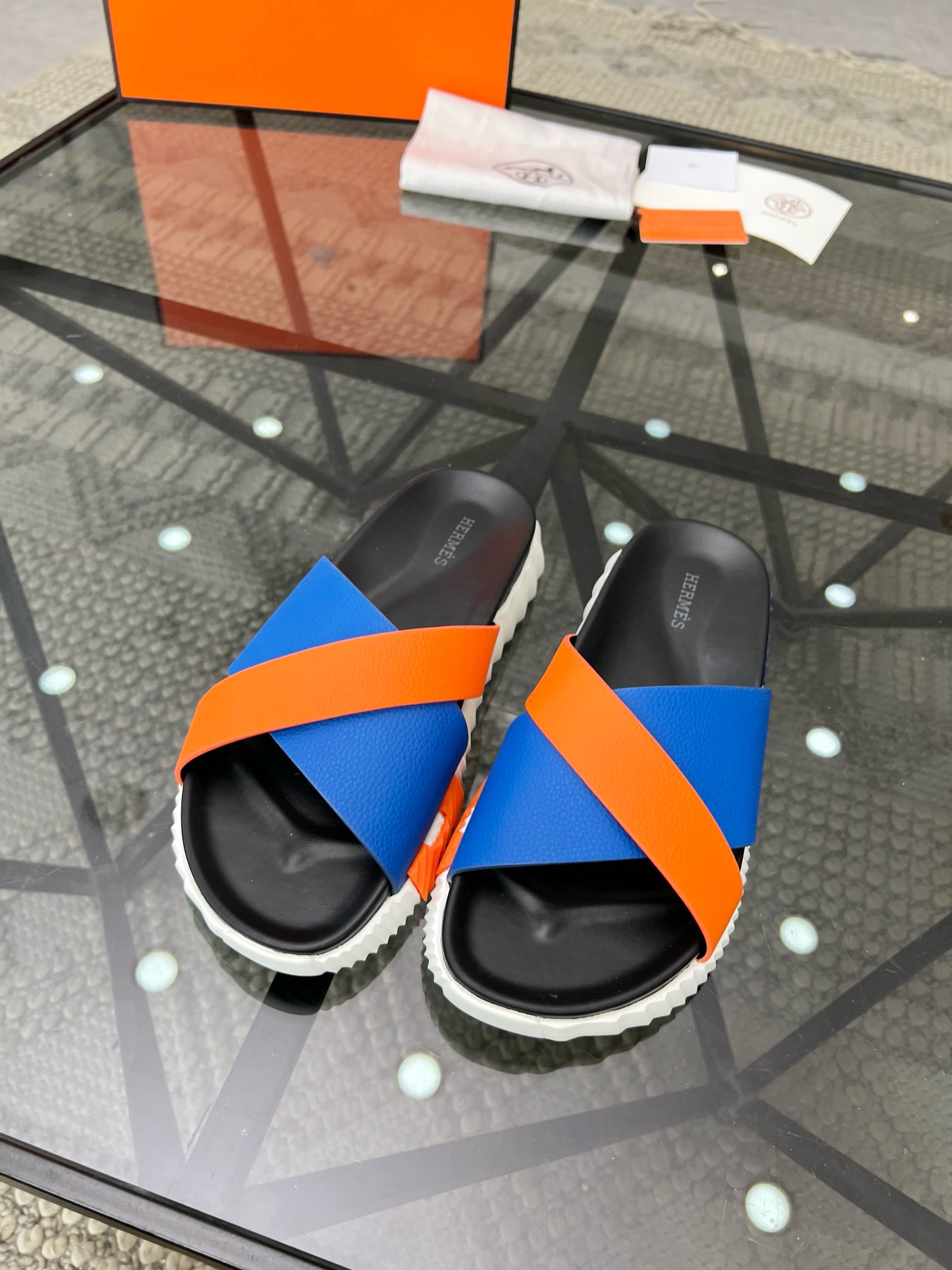 NO:217001,Brand HERMES color original color matching Size 39-44 Customized 45.46 Price Material Hermes new spring and summer slippers counter synchronization, upper imported Italian cowhide, high-quality craftsmanship, original factory special sole, exclusive activity molding sole Super comfortable, Hermes-slippers-sandals, hermes, hermes, sandals, slippers, cowhide19860909品牌HERMES 颜色原版配色 码数39-44定做45.46 价格 材质爱马仕新款春夏拖鞋专柜同步,鞋面意大利进口牛皮,高品质工艺,原厂特供大底,独家活动成型底 超级舒适,爱马仕-拖鞋-凉鞋,hermes,hermes,sandals,slippers,cowhide,Men's shoes