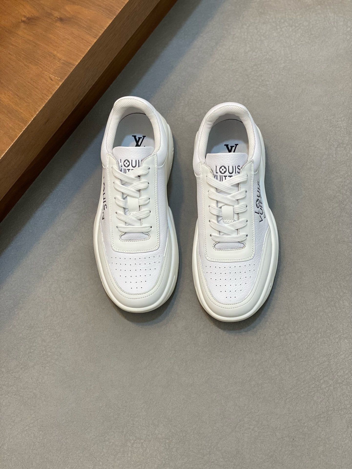 NO:218973,Brand LOUIS VUITTON original color matching Size 39-44 Custom made 38.45. Price Material Louis Vuitton Trainer 2 sneakers Highlights The autumn and winter men's clothing show recreates Virgil Abloh's original classic inspired by retro basketball shoes. Cowhide leather shaping the body, paired with a lined collar and adjustable Velcro laces. Basketball logo marked the tongue, Monogram floral embellished rubber outsole. Combination custom sole, Louis Vuitton, louis vuitton, louis vuitton, sneakers, cowhide19860909品牌LOUIS VUITTON 颜色原版配色 码数39-44定做38.45. 价格 材质路易威登Trainer 2 运动鞋 瞩目亮相 秋冬男装秀场,再现 Virgil Abloh 受复古篮球鞋的启发而创作的原版经典.牛皮革塑造鞋身,搭配加衬鞋领和可调节魔术贴鞋带.篮球标识标注鞋舌,Monogram 花卉点缀橡胶外底.组合定制大底,路易威登,louis vuitton,louis vuitton,sneakers,cowhide,Men's shoes