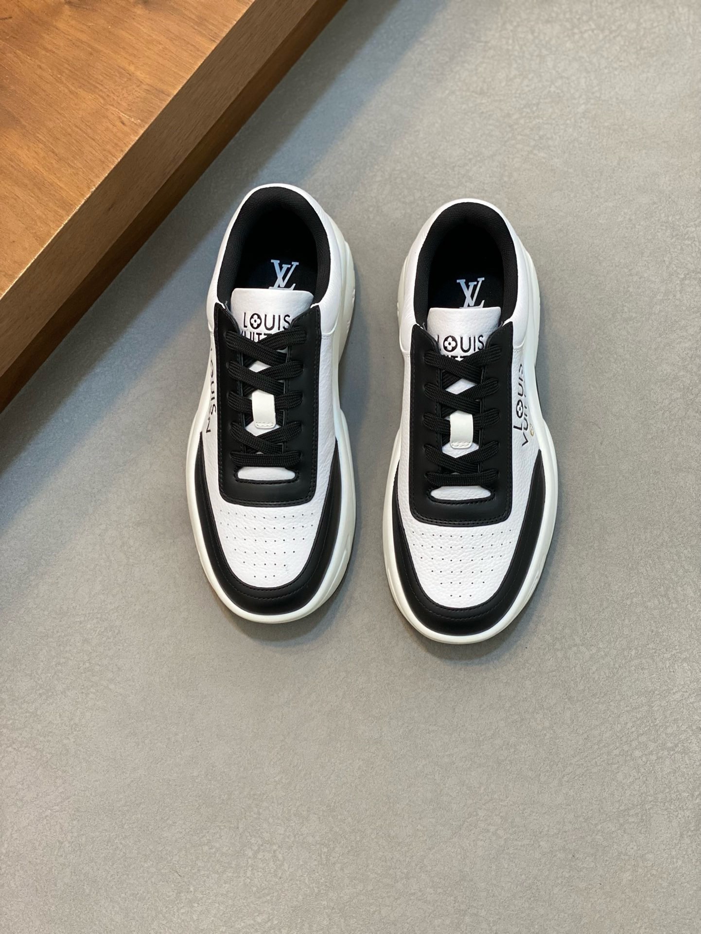 NO:217408,Brand LOUIS VUITTON original color matching Size 39-44 Custom made 38.45. Price Material Louis Vuitton Trainer 2 sneakers Highlights The autumn and winter men's clothing show recreates Virgil Abloh's original classic inspired by retro basketball shoes. Cowhide leather shaping the body, paired with a lined collar and adjustable Velcro laces. Basketball logo marked the tongue, Monogram floral embellished rubber outsole. Combination custom sole, Louis Vuitton, louis vuitton, louis vuitton, sneakers, cowhide19860909品牌LOUIS VUITTON 颜色原版配色 码数39-44定做38.45. 价格 材质路易威登Trainer 2 运动鞋 瞩目亮相 秋冬男装秀场,再现 Virgil Abloh 受复古篮球鞋的启发而创作的原版经典.牛皮革塑造鞋身,搭配加衬鞋领和可调节魔术贴鞋带.篮球标识标注鞋舌,Monogram 花卉点缀橡胶外底.组合定制大底,路易威登,louis vuitton,louis vuitton,sneakers,cowhide,Men's shoes