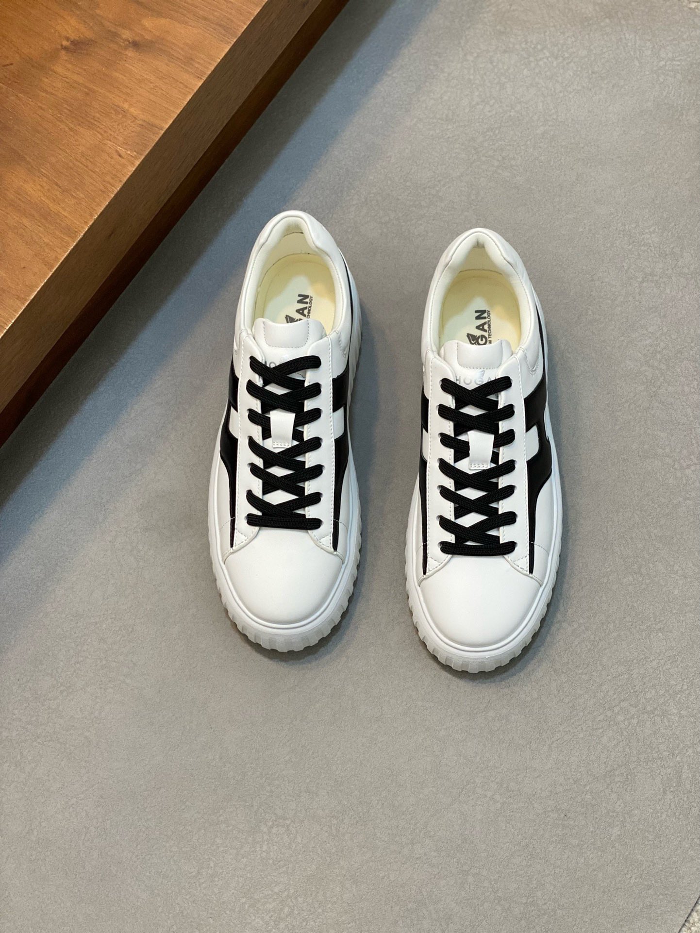 NO:217386,Brand HOGAN Color Original Color Number 39-44 Customized 38.45 Price Material Hogan Original Single Version Top Purchase Men's Latest Counter is available simultaneously, Italian imported original brand ▲▲ Calfskin·Brand Totem Breathable Cloth ▲▲▲ (highlights, nobles, grades) Exquisite workmanship sole original special supply original sole, exclusive double-layer activity · TPU rubber·molded sole; super · Comfortable · Wear-resistant · Anti-slip, Hogan, cowhide19860909品牌HOGAN 颜色原版配色 码数39-44定做38.45 价格 材质霍根原单版本顶级代购男士最新专柜同步发售,意大利进口原版品牌▲▲小牛皮·品牌图腾透气布匹▲▲（凸显高端·贵气·档次）做工考究鞋底原厂特供原版底,独家双层活动·TPU橡胶·成型大底;超级·舒适·耐磨·防滑,霍根,hogan,cowhide,Men's shoes