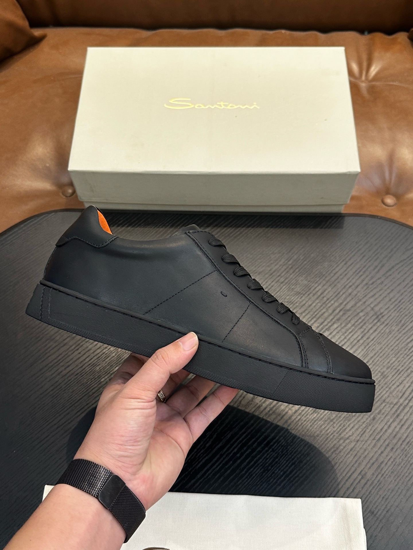 NO:620645,Santoni (Santoni) Italian men's handmade calfskin shoes are shipped!  Each pair of shoes from this Italian handmade shoe brand has a simple and classic design, which is very comfortable and versatile!  It is not accurate to describe the Italian shoe brand Santoni as 'nouveau riche'. Although it is very young, its appearance and temperament are quite sophisticated, and it can even be said that it is well versed in the ways of the world. The toe of the shoe adopts a classic two-section design concept, and all trimming parts are processed by Italian oil edge technology, giving a 360-degree vision without rough edges!  Internal and external waist without lining design!  The real-line method of glueing the empty circle around the outsole is environmentally friendly and does not open the glue!  The upper material of this shoe is made of imported grained calfskin. When you lift it from the back of the leather, you can see very clear pores!  The inside is made of calf and will not slip or fade!  The outsole is made of a combination of IP outsole and TPU backing sheet, which is light and comfortable on the foot!  The brand's special molded footbed has a layer of high-elastic foam in the middle of the insole that makes it easy to put on your feet. Exclusive private mold control, long-term availability!  Original box packaging, with shoe storage bag!  39 40 41 42 43 44, Santoni casual shoes, cowhide19860909Santoni(圣东尼）意大利男士手工小牛皮鞋出货！这个意大利纯手工鞋履品牌的每一双鞋设计简洁经典,上脚非常舒适百搭！ 用“新贵”来形容意大利鞋履品牌Santoni,并不准确,尽管它很年轻,但呈现出的相貌和气质却相当老练,甚至可以说深谙世故之道. 鞋子鞋头部位采用经典的两节设计理念,切边部位全部经过意大利油边工艺处理,360度无毛边视觉！内外腰无内里设计！大底周圈空胶车真线做法,即环保又不开胶！ 此款鞋面面料采用进囗粒面摔花小牛皮,从皮料反面顶起来会看到很清晰的毛孔！内里进囗小牛里,不打滑,不掉色！大底采用ip大底加tpu底片组合成型,上脚轻便舒适！品牌专用开模脚床,鞋垫中间有一层高弹泡棉上脚轻快.独家私模可控,长期有货！原盒包装,配鞋履收纳袋！39 40 41 42 43 44,圣东尼 休闲鞋,cowhide,Men's shoes